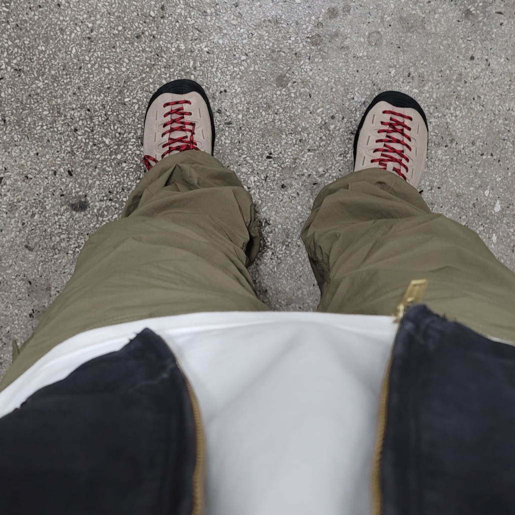 Keen Jasper Suede Sneakers Silver Mink 착용 스타일