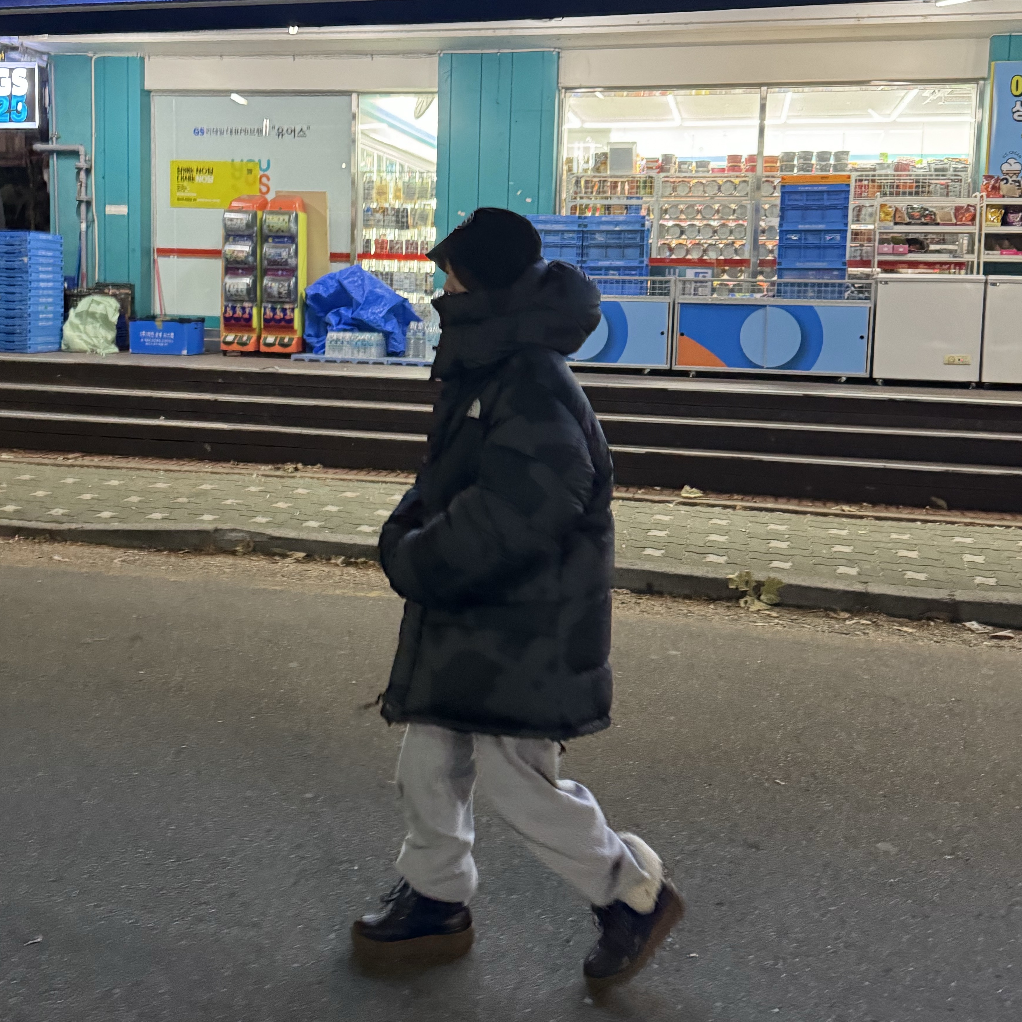 The North Face x Kaws Retro 1994 Himalayan Parka Black Print - 22FW, Stussy SS Link Deep Bucket Hat Black 착용 스타일