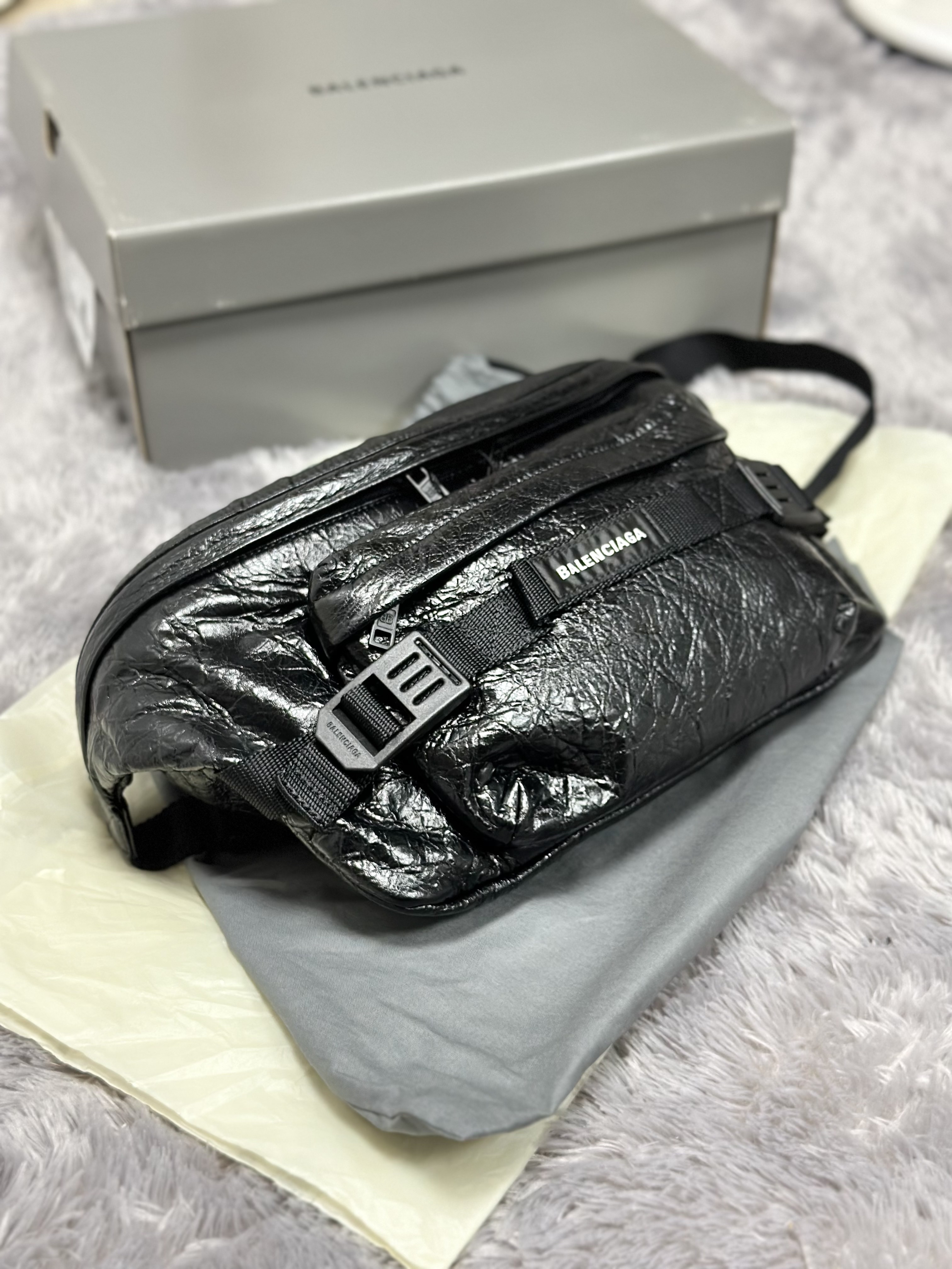 Balenciaga Arena Lambskin Army Large Beltbag Black 착용 스타일 - 2