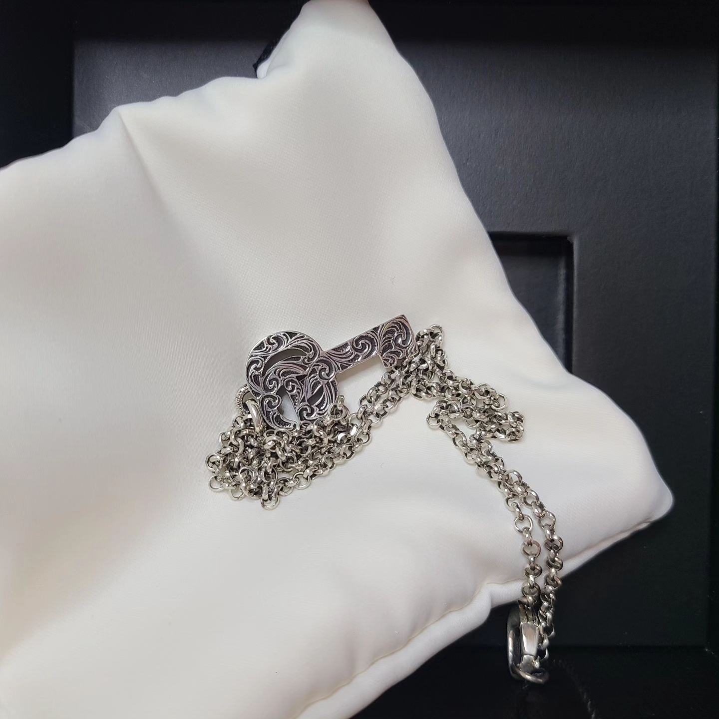 Gucci Double G Key Necklace Silver 착용 스타일 - 1