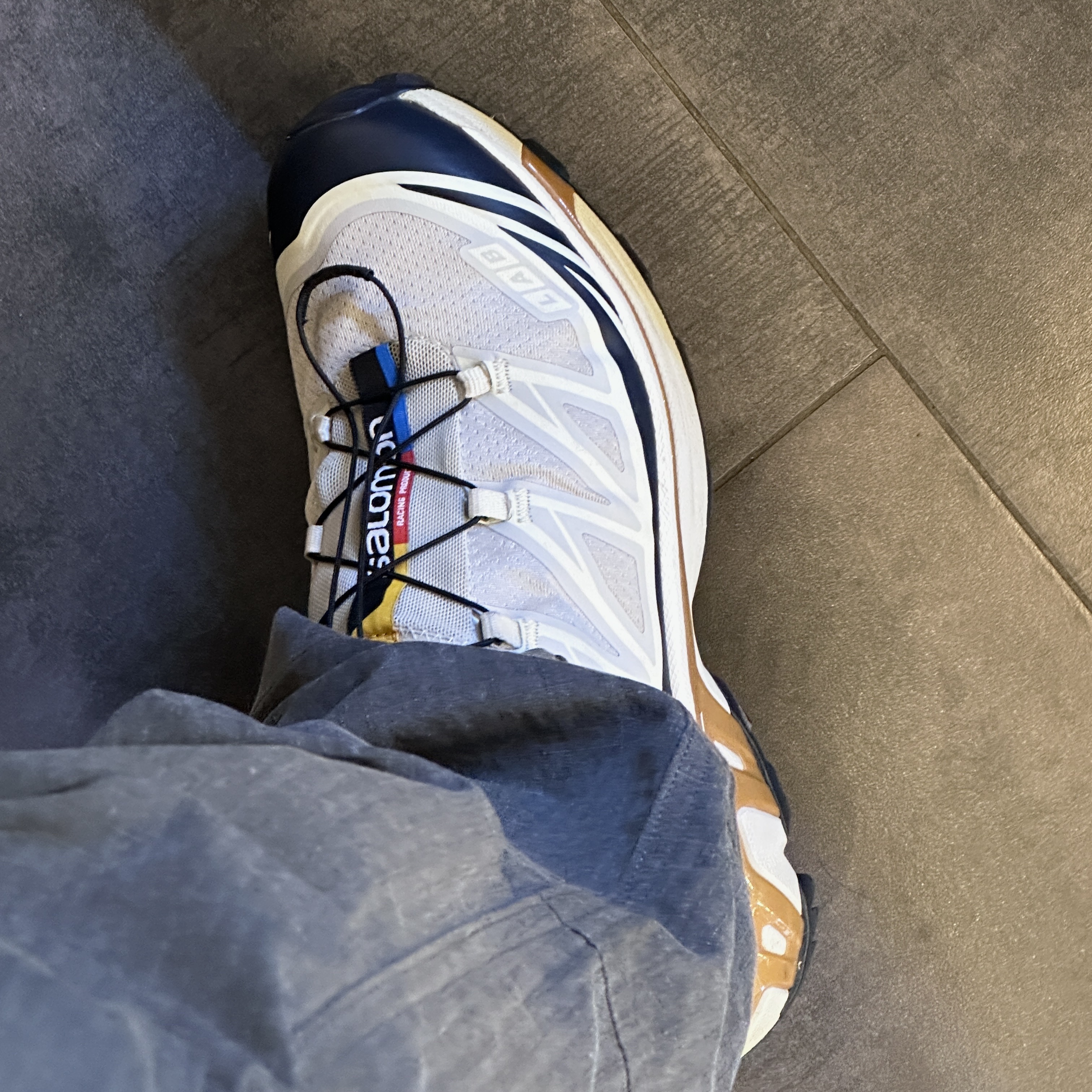 Salomon XT-6 Lunar Rock Dark Sapphire 착용 스타일