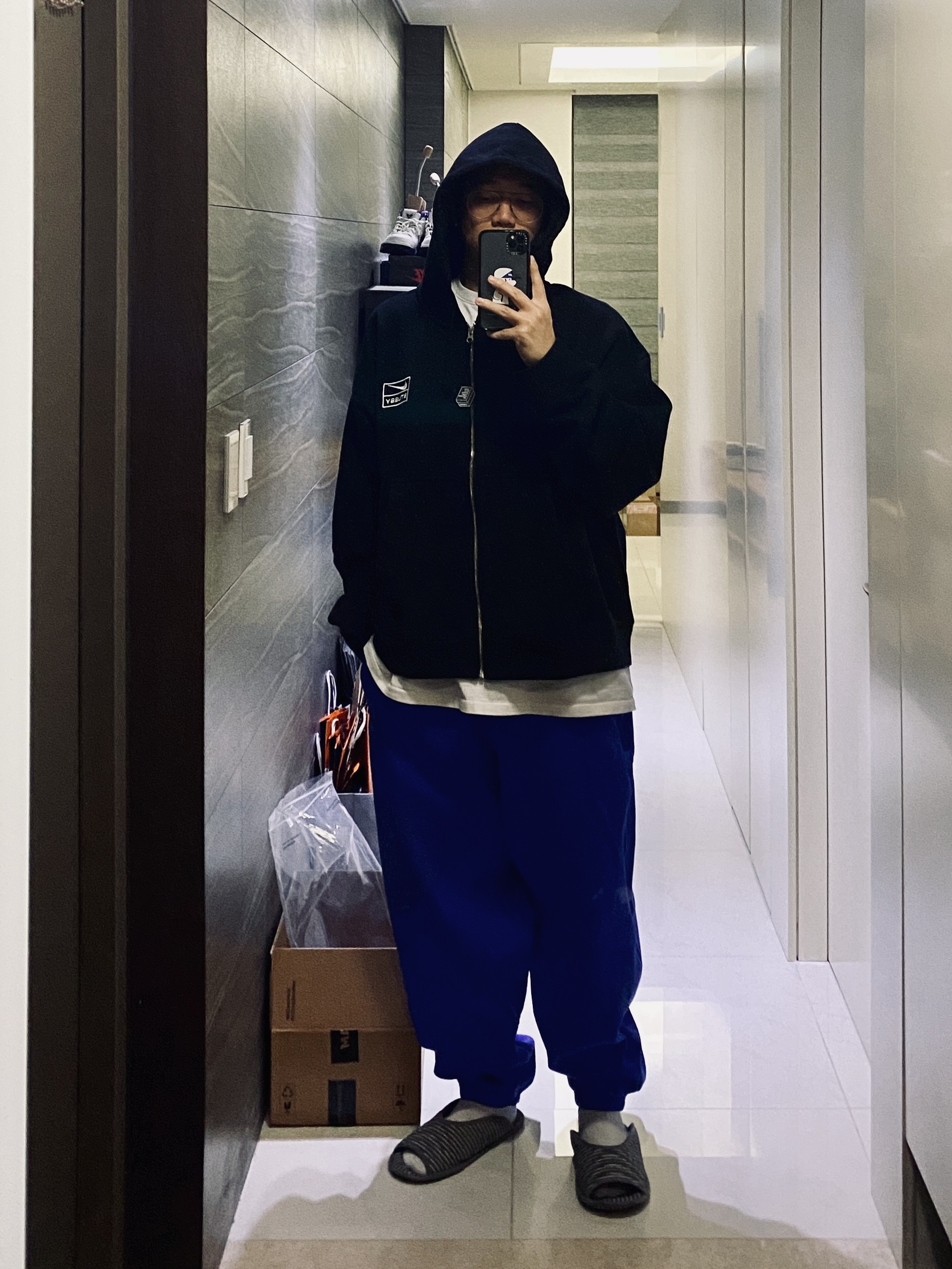 Nike x Stussy Full Zip Washed Fleece Hoodie Black (FJ9175-010), Nike x Stussy NRG Acid Washed Fleece Pants Game Royal (DR4025-480) 착용 스타일