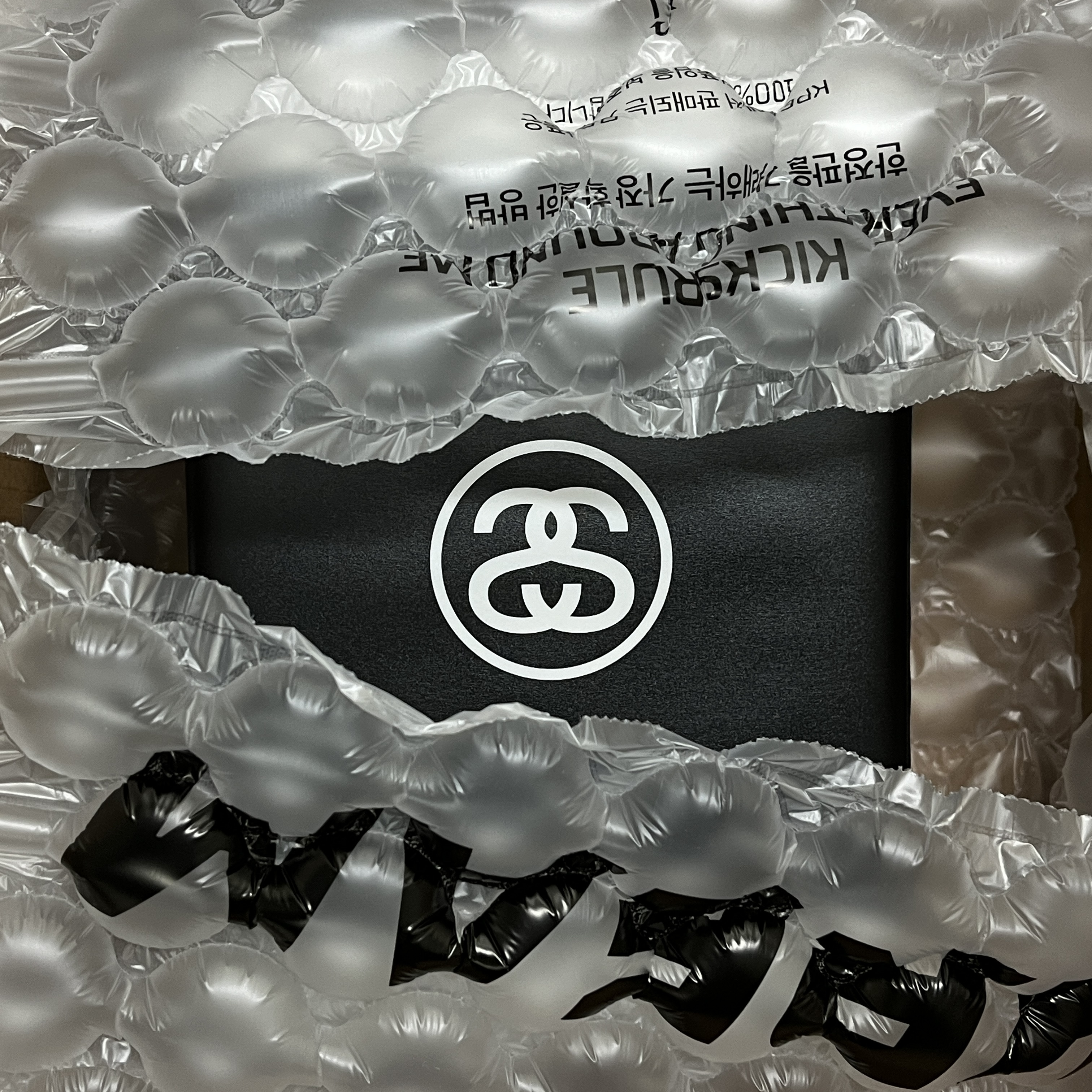 Stussy x Beats Studio Pro Wireless Headphone Black (Korean Ver.) 착용 스타일 - 2
