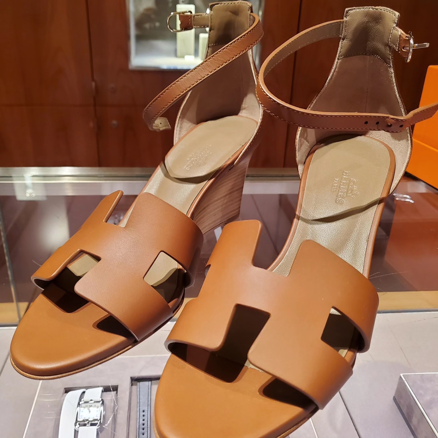(W) Hermes Legend Sandal Calfskin & Gold 착용 스타일