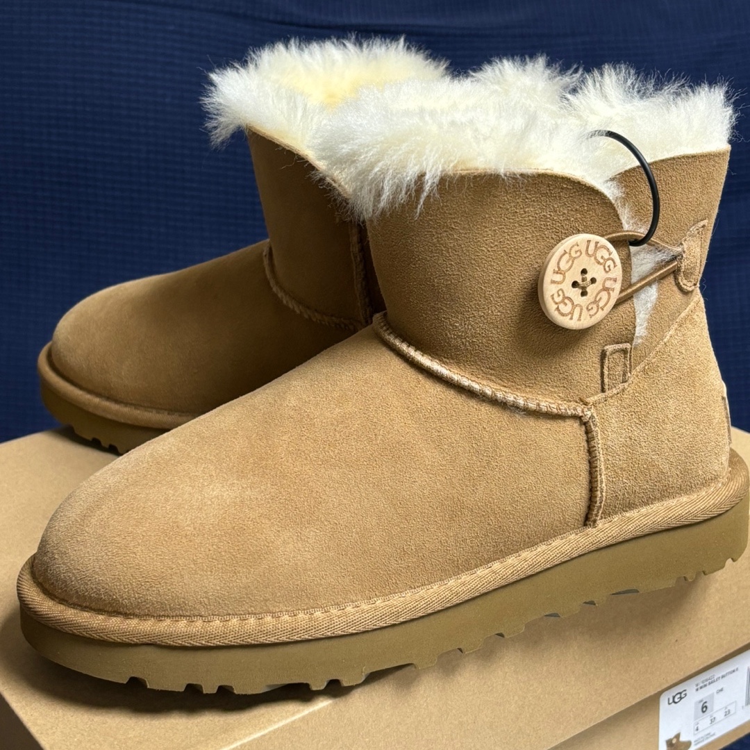 (W) UGG Mini Bailey Button II Boots Chestnut 착용 스타일 - 3