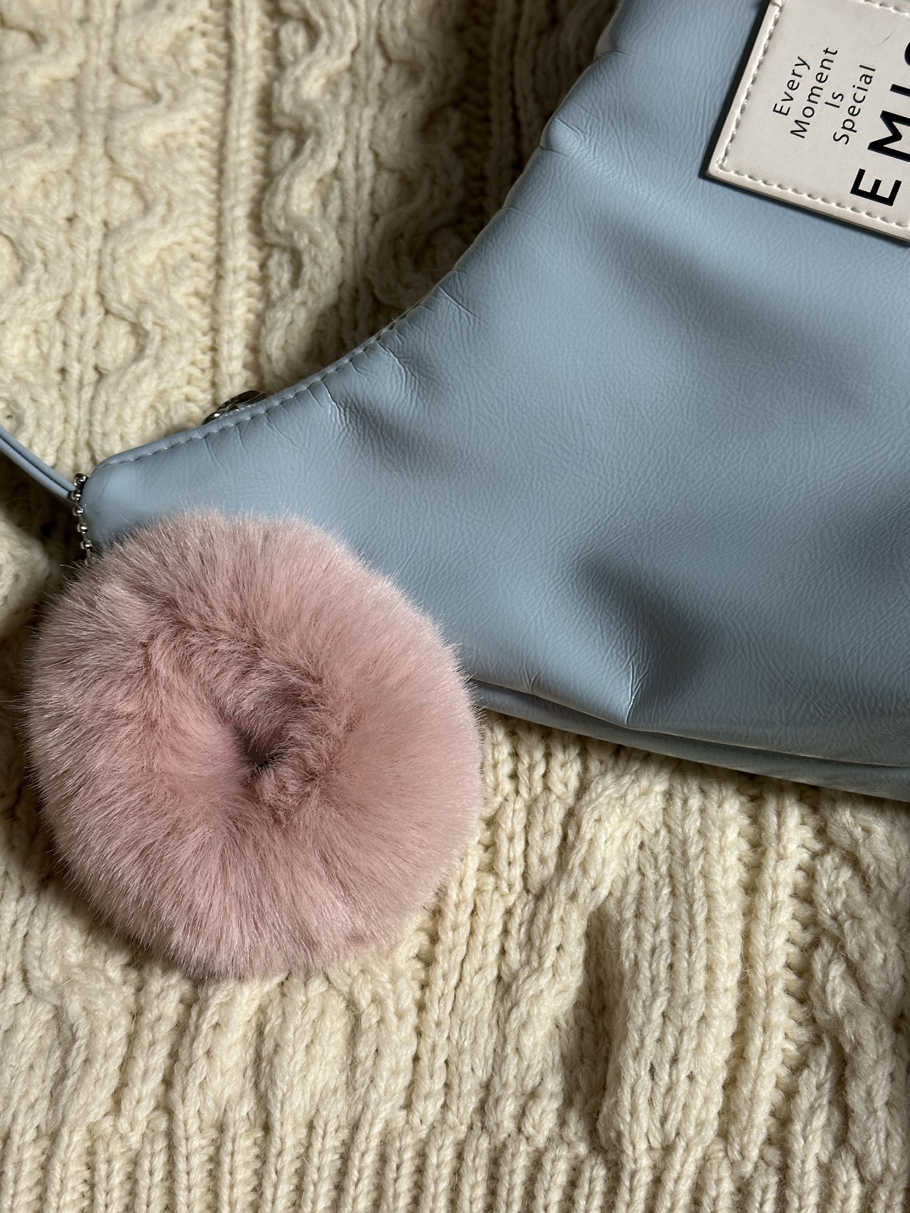Emis Enamel Hobo Bag Skyblue, Tamburins Egg Lip Balm Rosewoody 착용 스타일 - 1