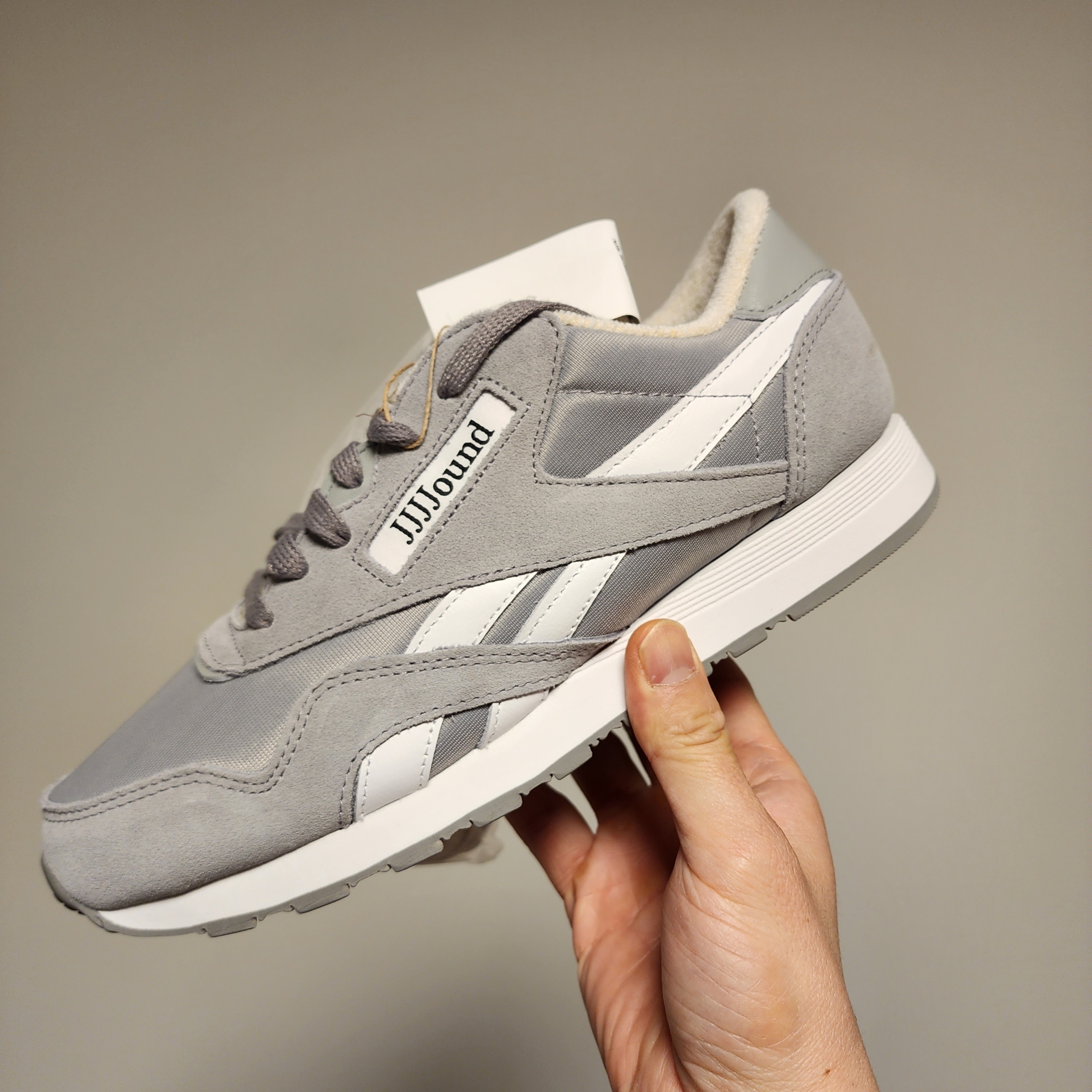 리복 x JJJ자운드 클래식 나일론 그레이 착용 스타일 - 1