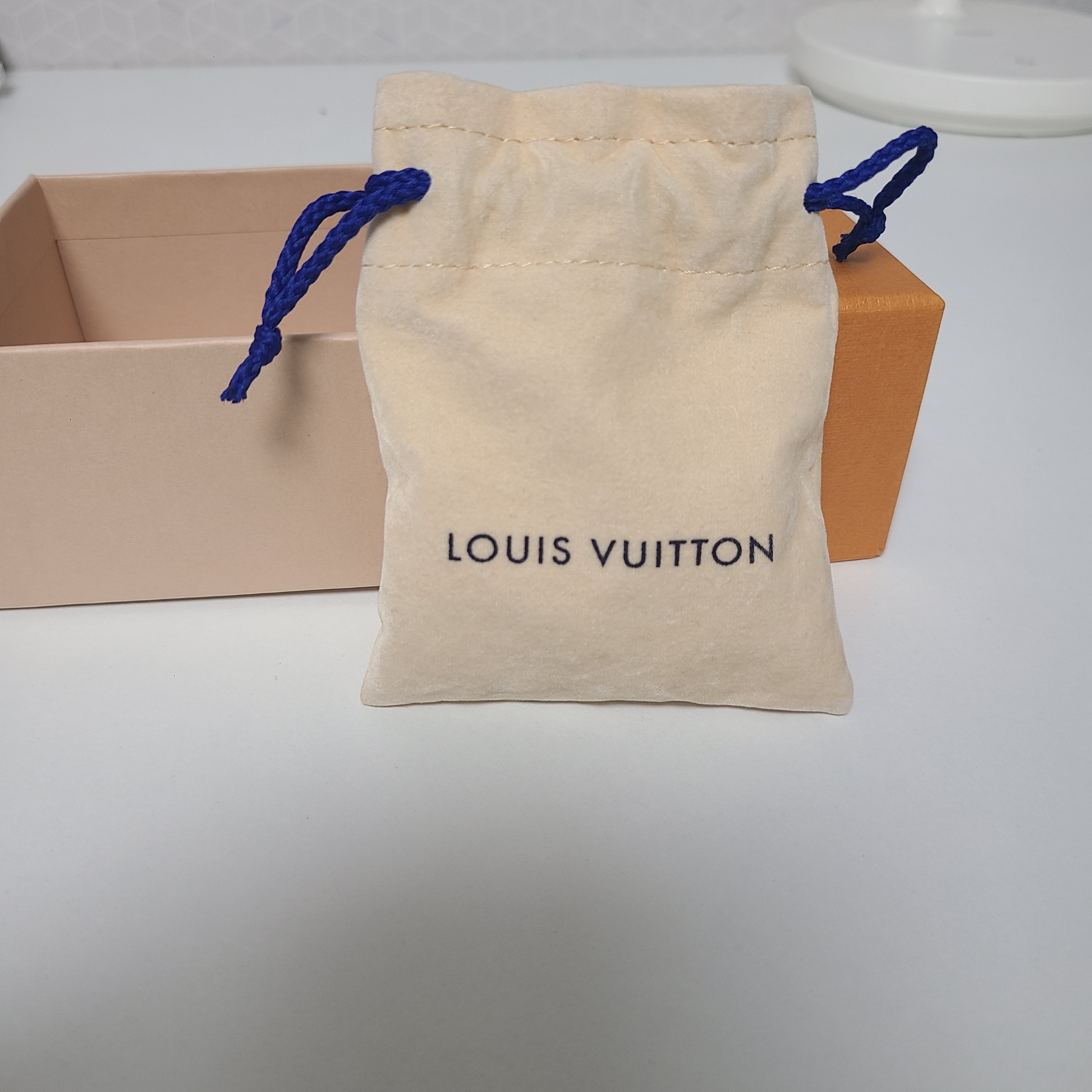 Louis Vuitton Monogram Chain Bracelet Silver 착용 스타일 - 3