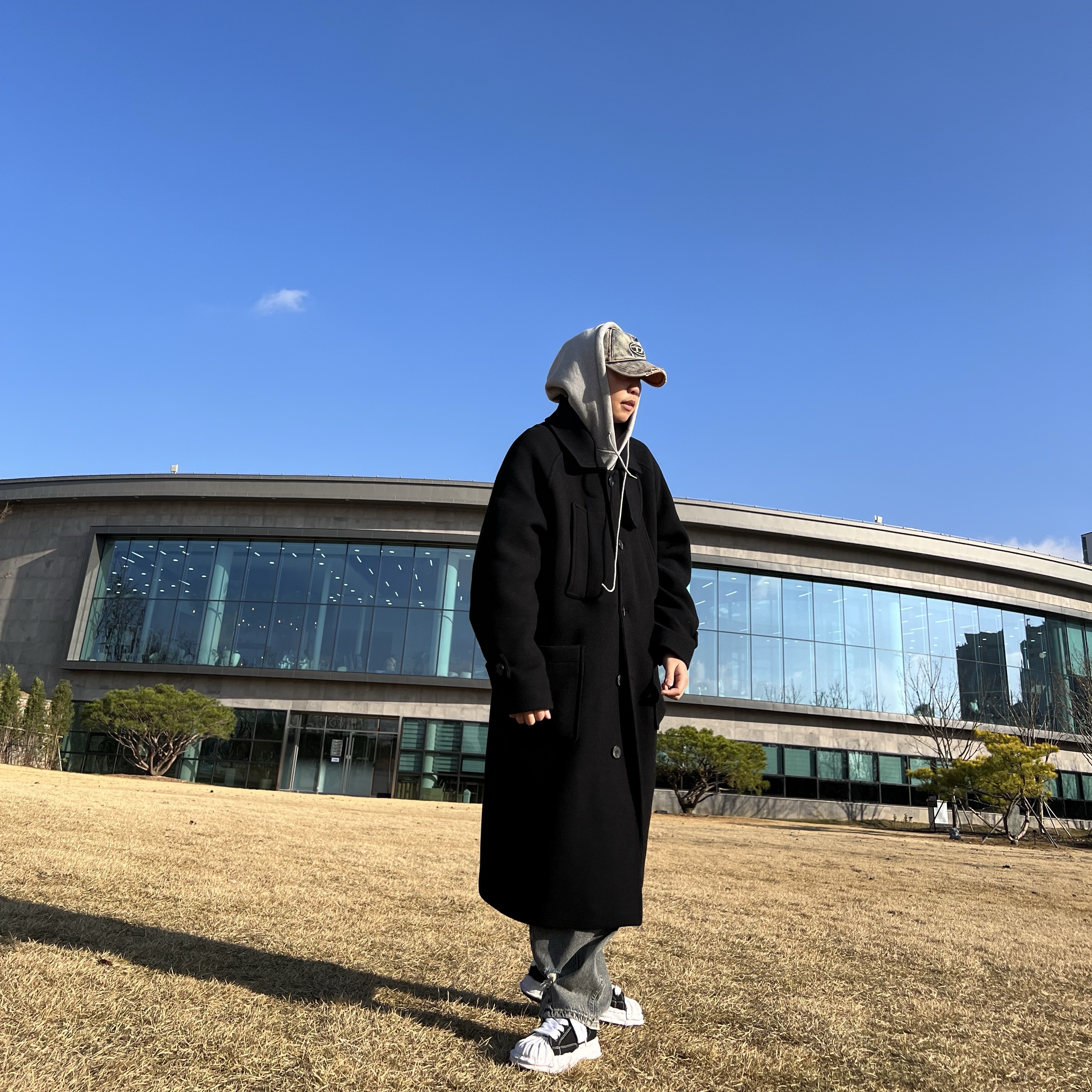 Maison Mihara Yasuhiro Blakey OG Sole Canvas Low-top Sneakers Black White, Undermycar Legion.02 Balmacaan Oversized Wool Coat Black 착용 스타일 - 2