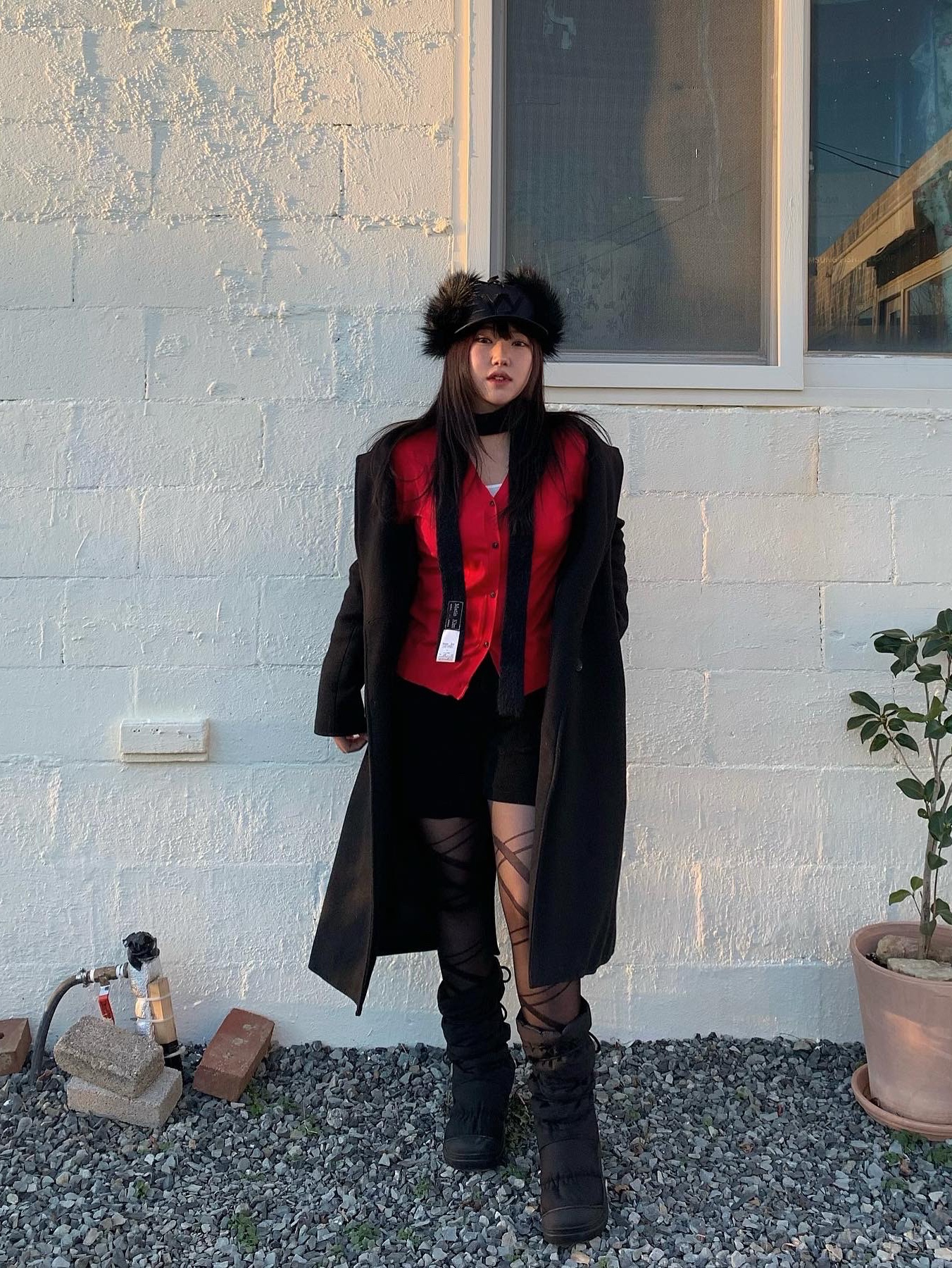 Open Yy Faux Fur Earflap Cap Black, Matin Kim New Cozy Knit Muffler Black 착용 스타일 - 2