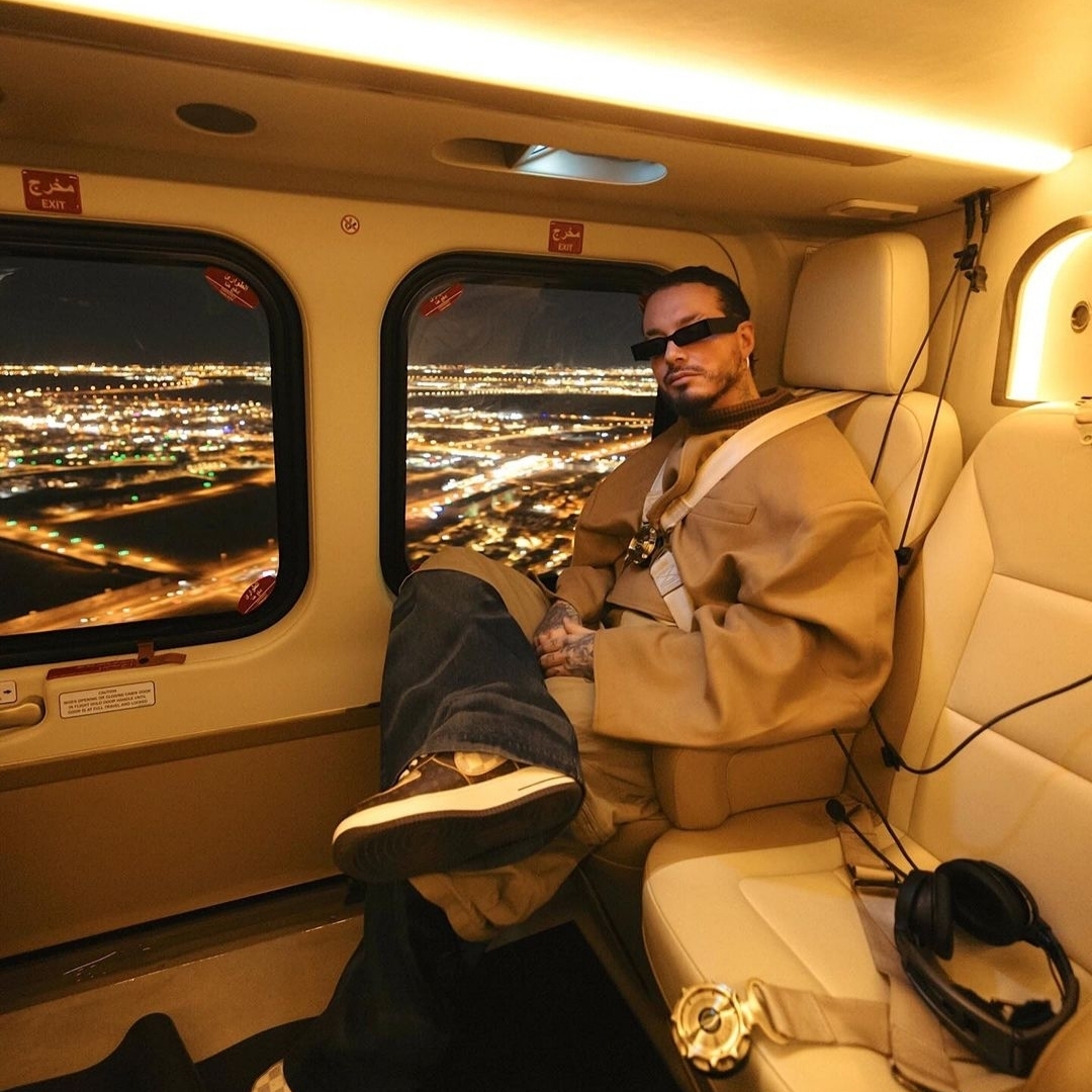 Louis Vuitton x Nike Air Force 1 Low by Virgil Abloh Monogram Brown Damier Azur & Pilot Case Taurillon Monogram Leather 착용 스타일 - 3