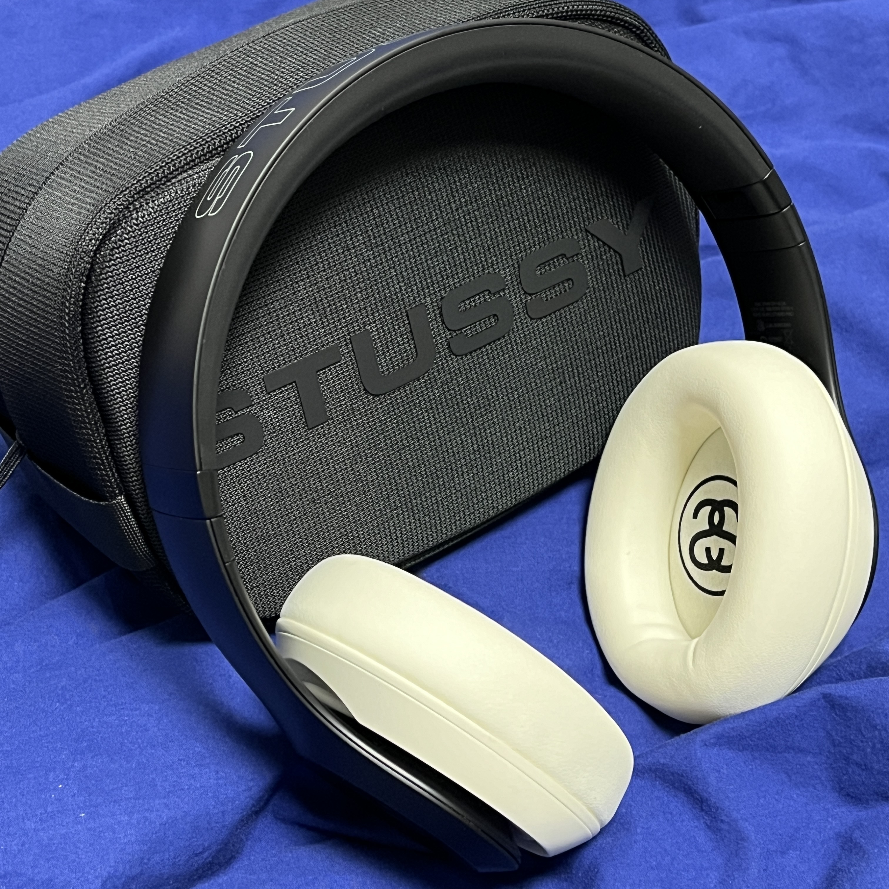 Stussy x Beats Studio Pro Wireless Headphone Black (Korean Ver.) 착용 스타일 - 5