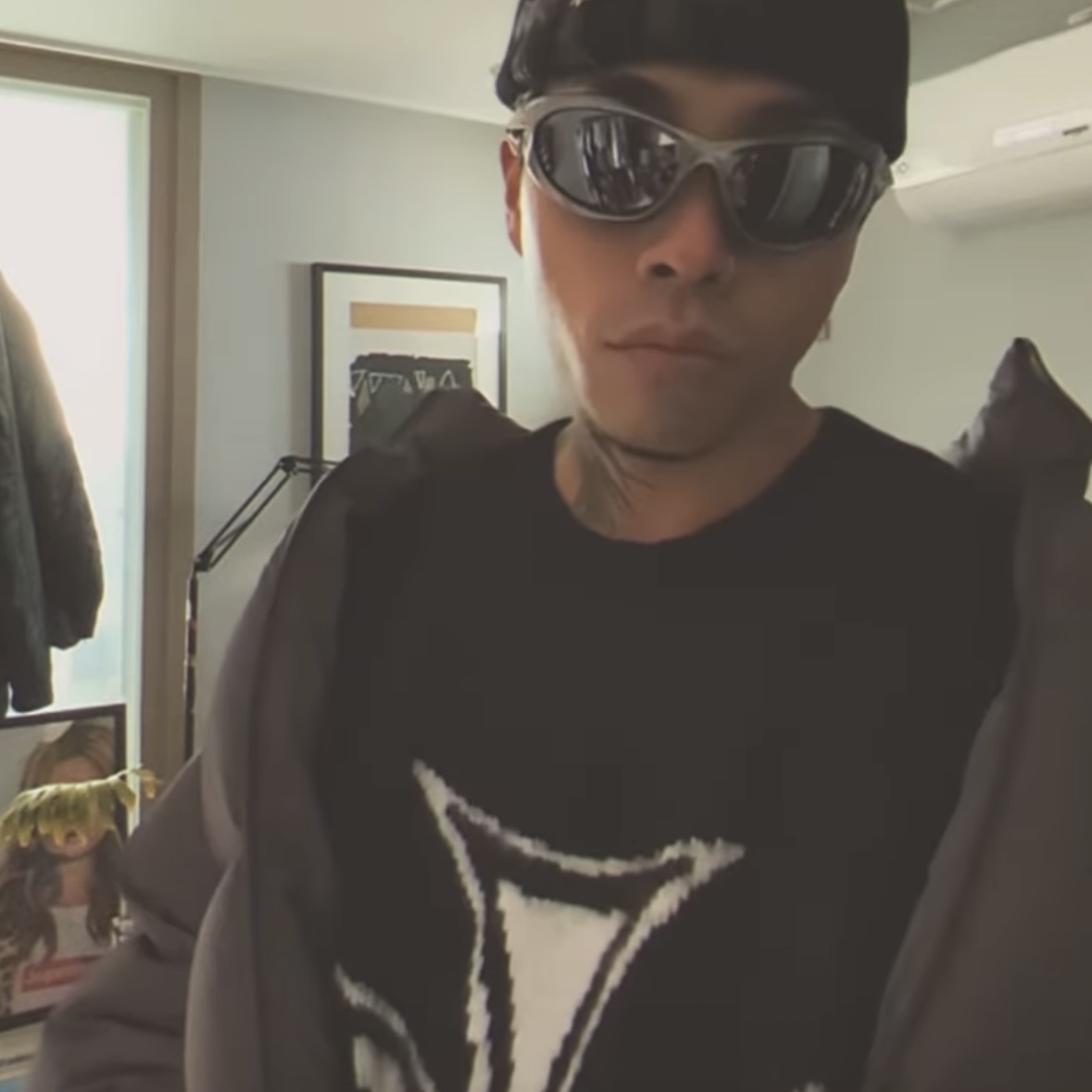 Project G/R Iron Cross Mohair Knit Pullover Black 착용 스타일