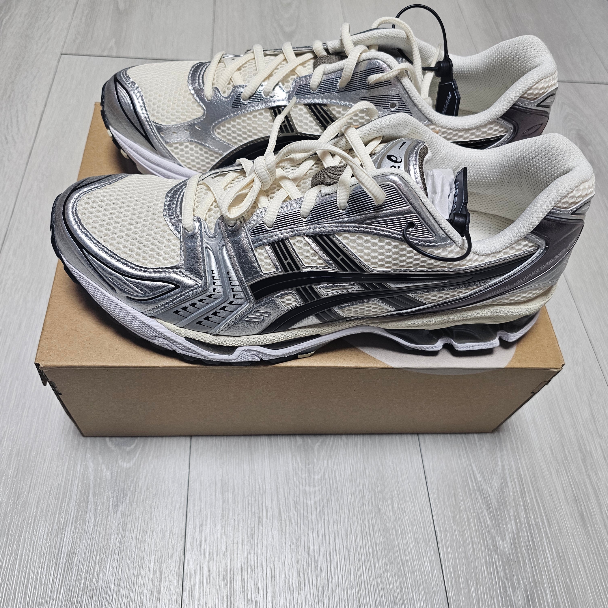 Asics Gel-Kayano 14 Cream Black 착용 스타일 - 1