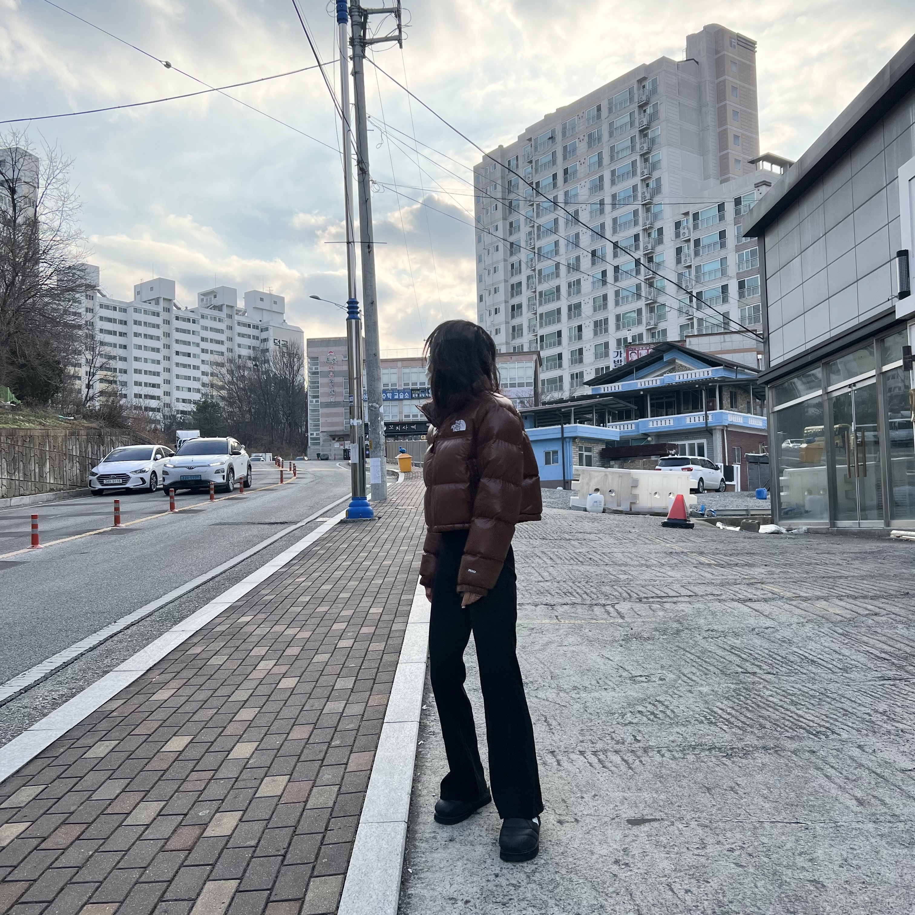 (W) The North Face Nuptse Short Jacket Dark Oak 착용 스타일 - 1