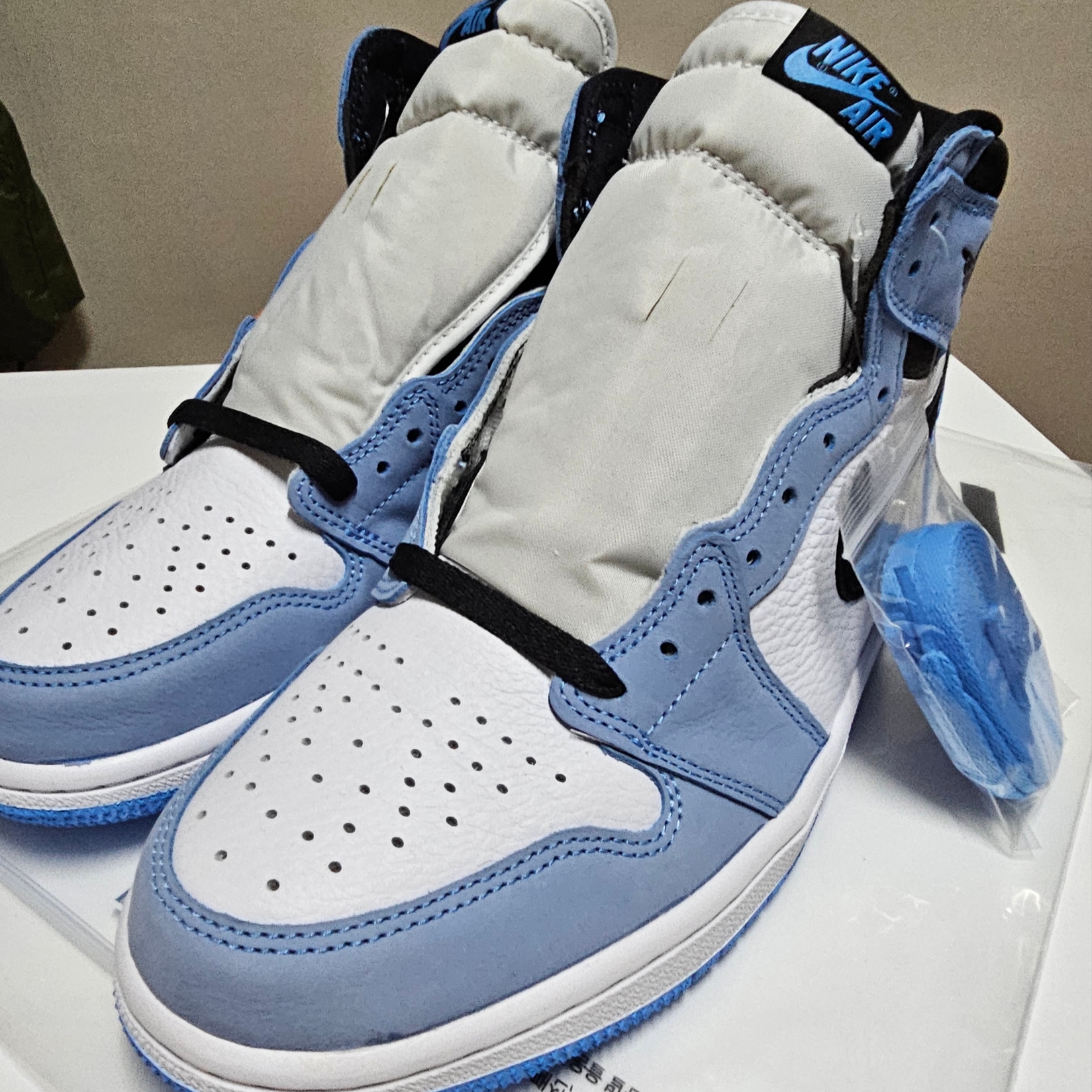 Jordan 1 Retro High OG Hyper Royal 착용 스타일 - 1