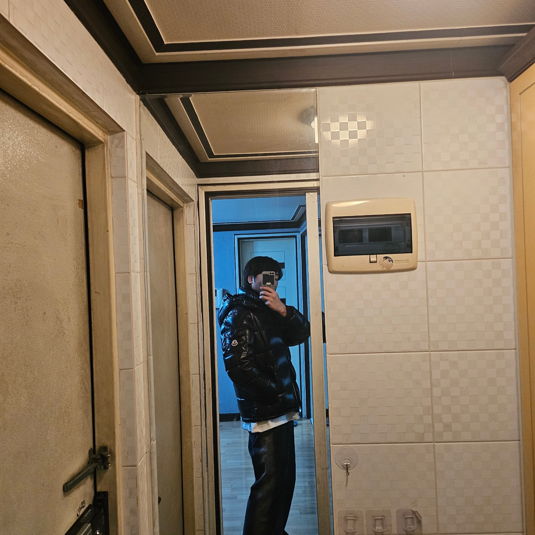 몽클레르 마야 쇼트 다운 자켓 블랙 - 23FW 착용 스타일