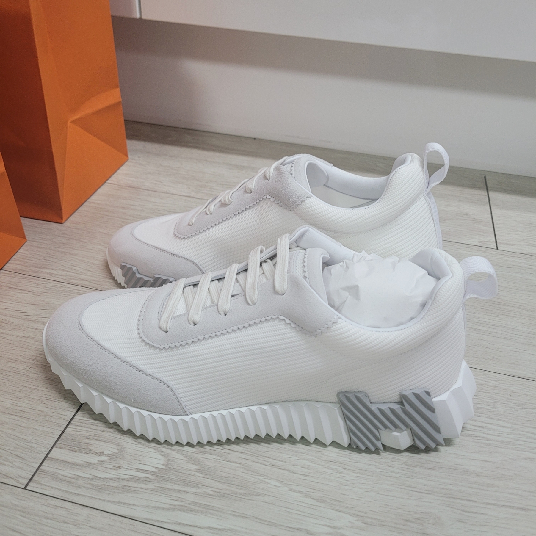 Hermes Bouncing Sneakers Mesh Suede Goatskin & Blanc Blanc 착용 스타일