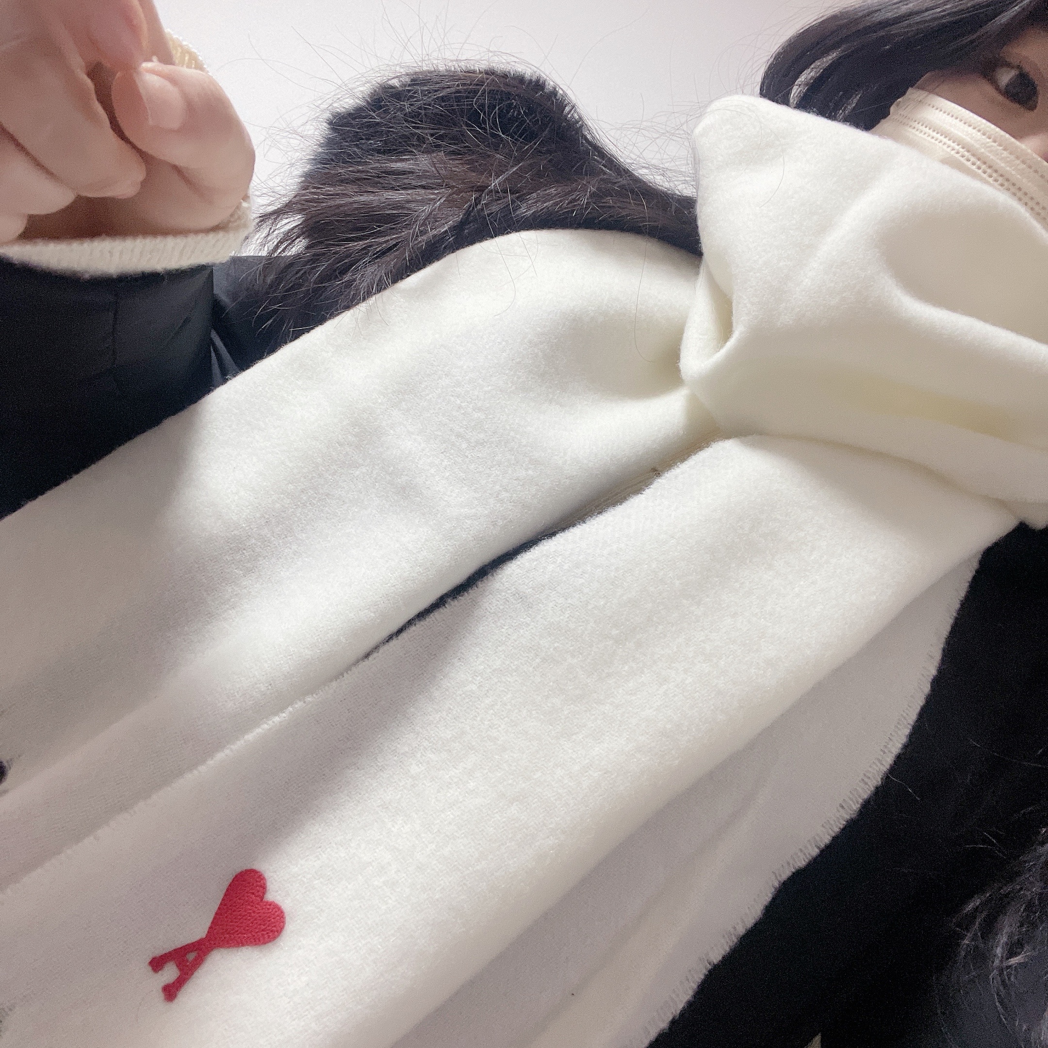 AMI de Coeur Classic Muffler White 착용 스타일