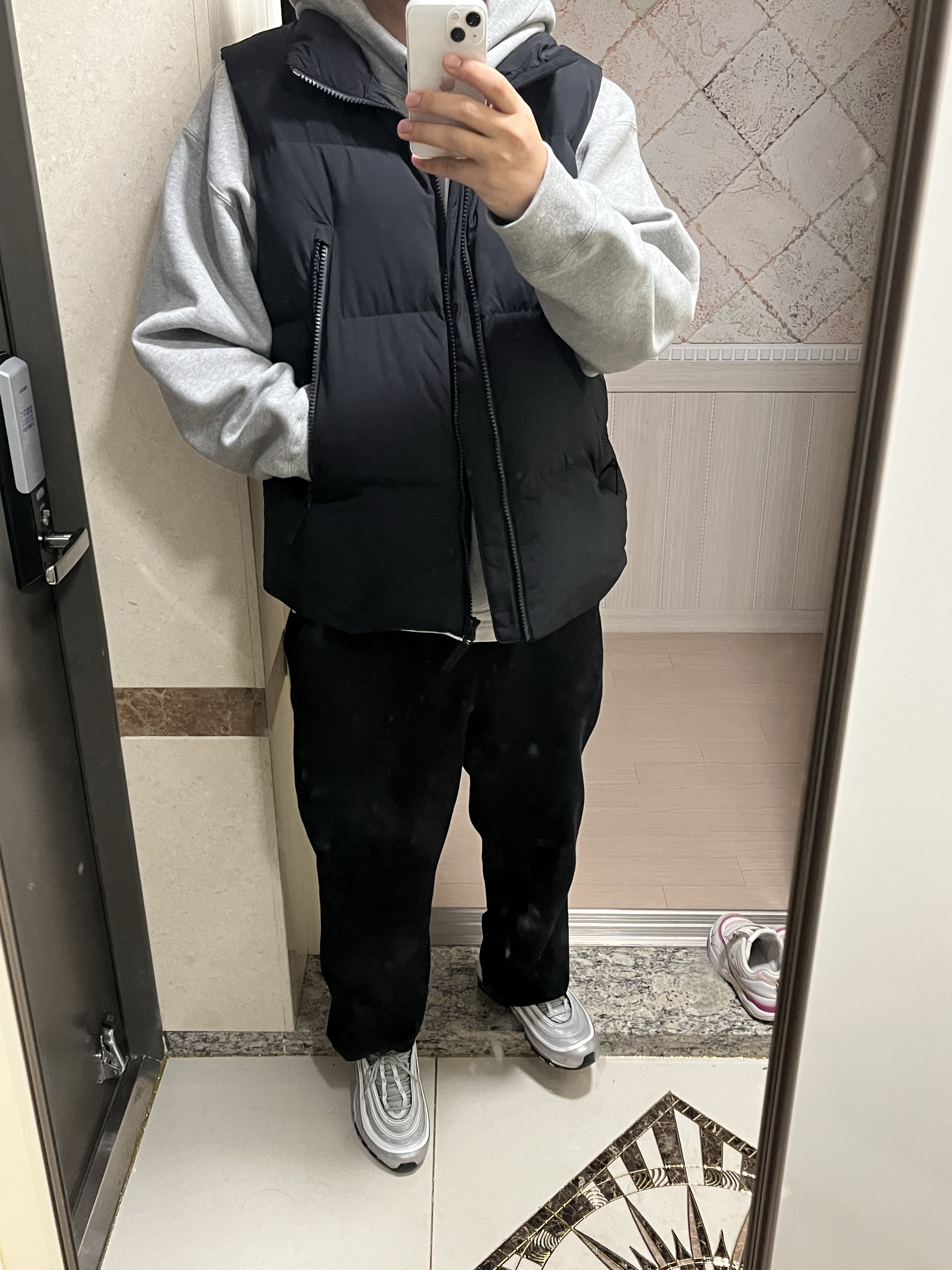 Nike Air Max 97 OG Silver Bullet 2022, Nike NRG Solo Swoosh Fleece Hoodie Dark Grey Heather - US/EU 착용 스타일