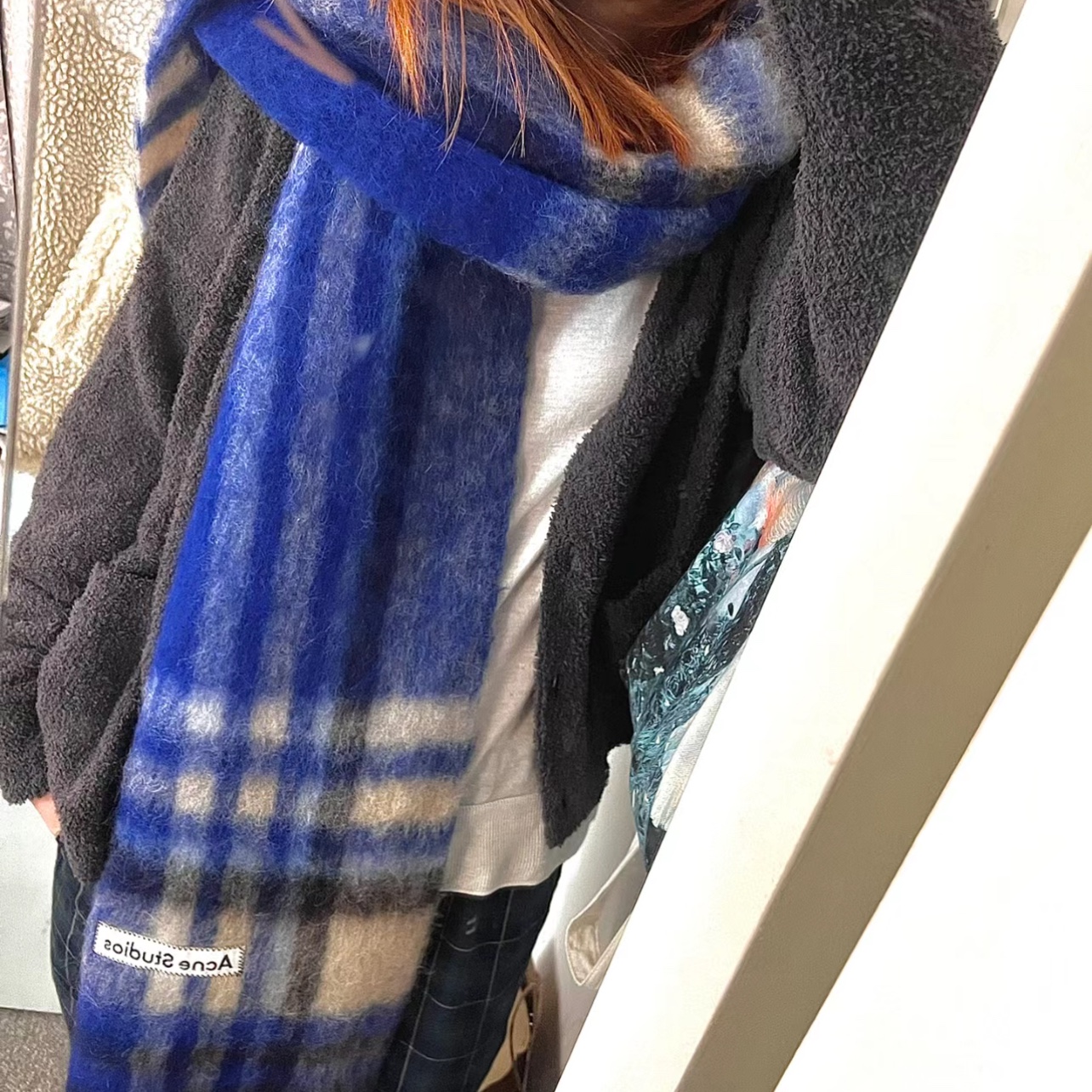 Acne Studios Checked Muffler Electric Blue Beige 착용 스타일