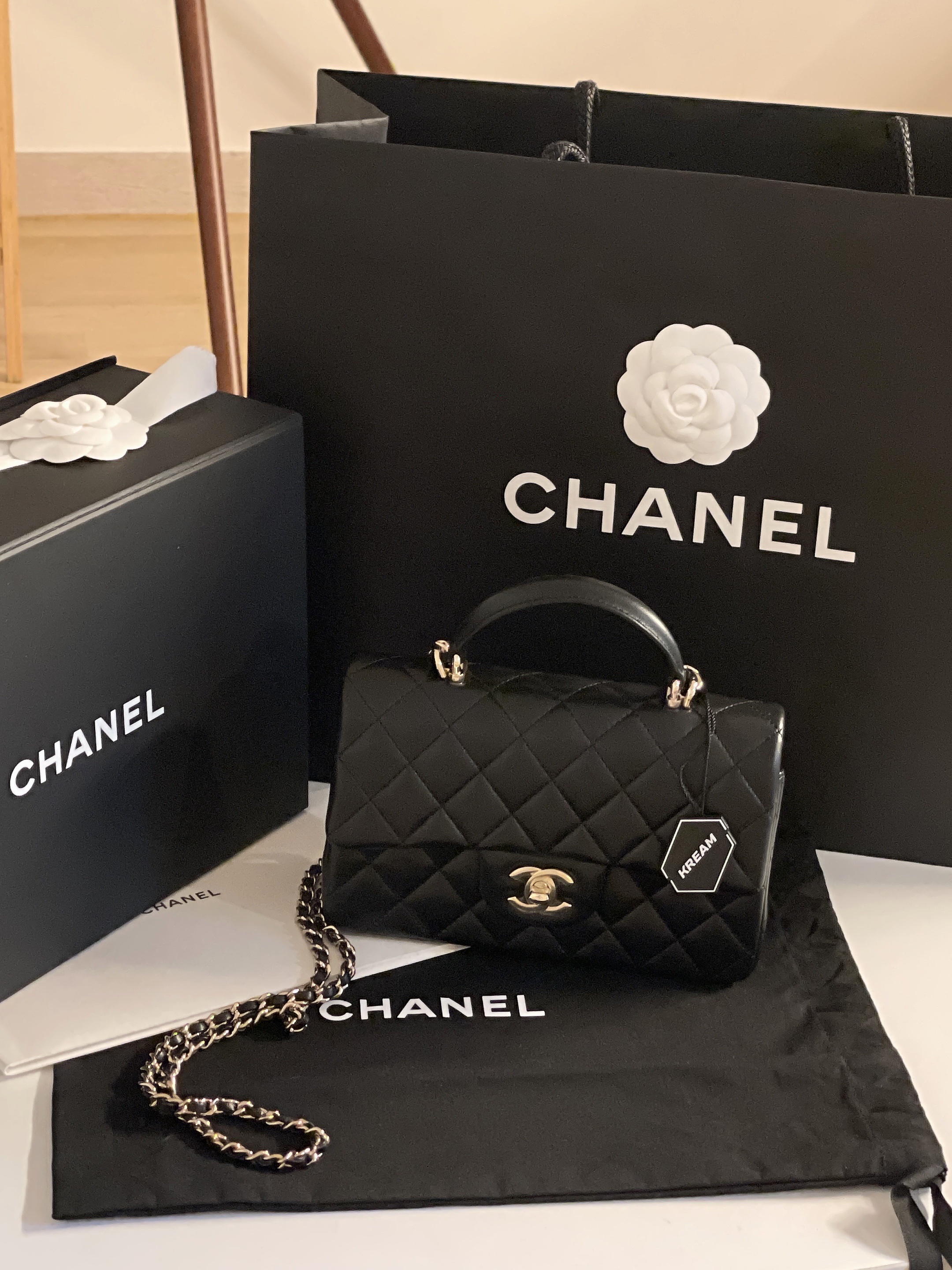 Chanel Mini Flap Bag with Top Handle Lambskin & Gold Black 착용 스타일