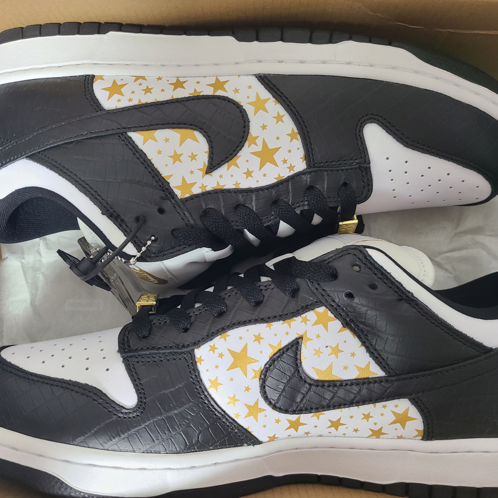Nike x Supreme SB Dunk Low Black 착용 스타일 - 1
