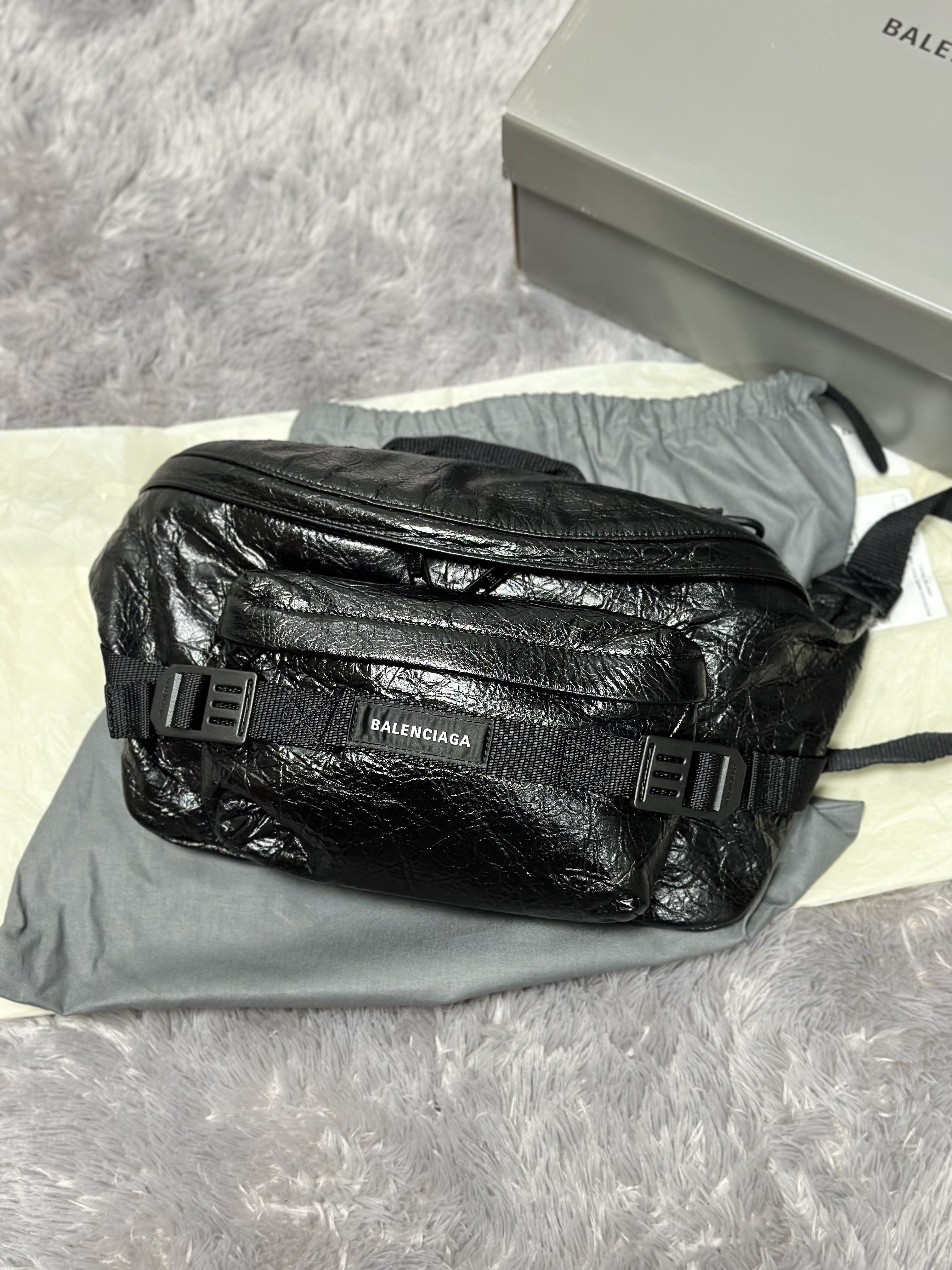 Balenciaga Arena Lambskin Army Large Beltbag Black 착용 스타일 - 3