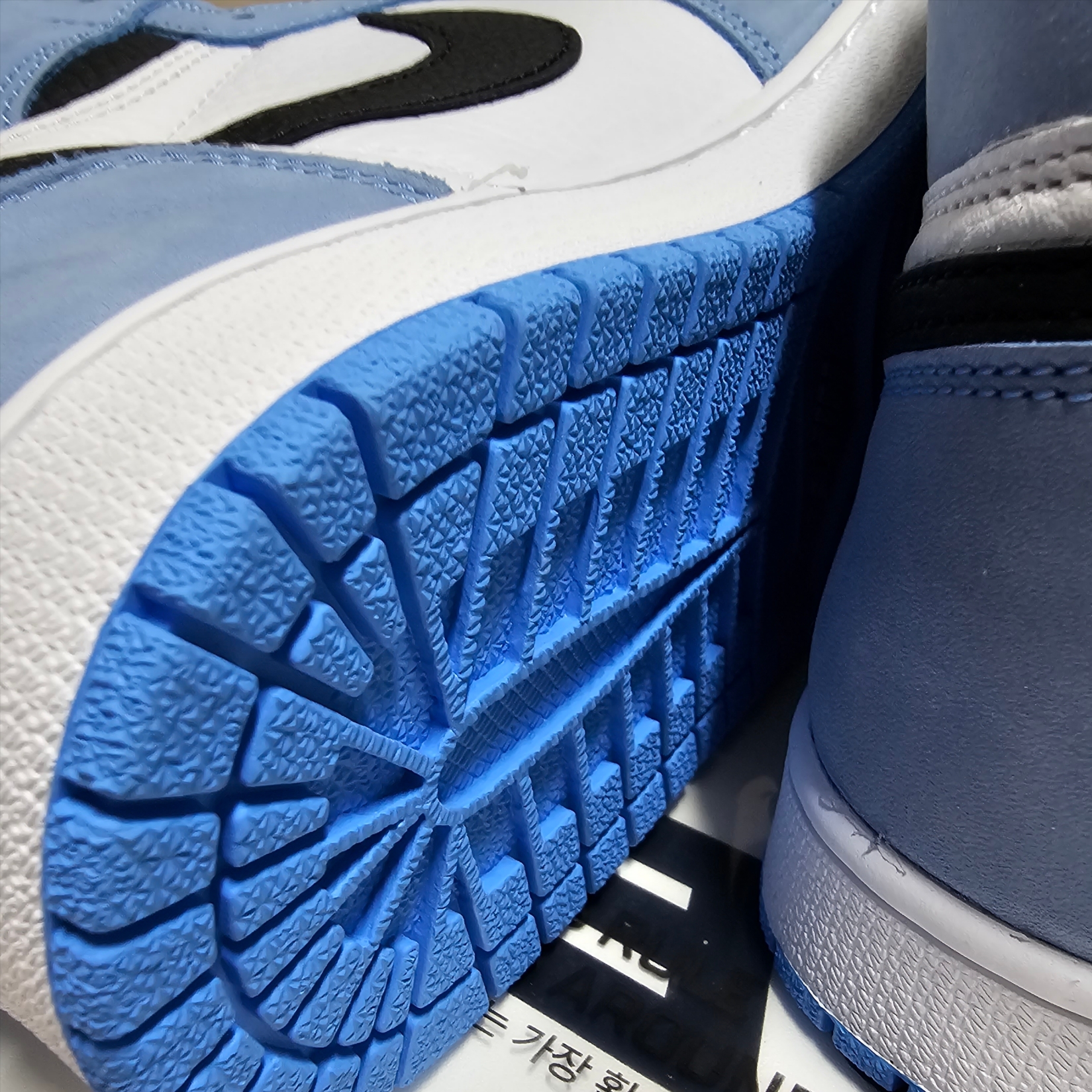 Jordan 1 Retro High OG Hyper Royal 착용 스타일 - 5