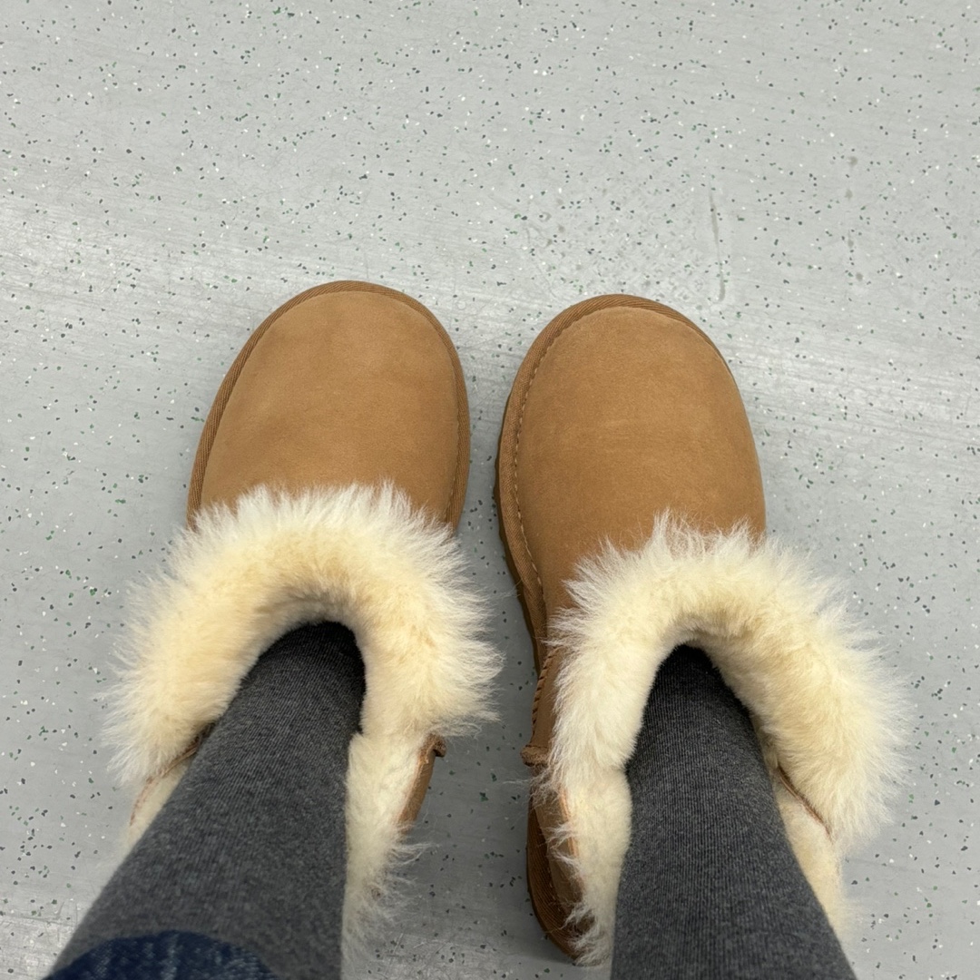 (W) UGG Mini Bailey Button II Boots Chestnut 착용 스타일 - 2