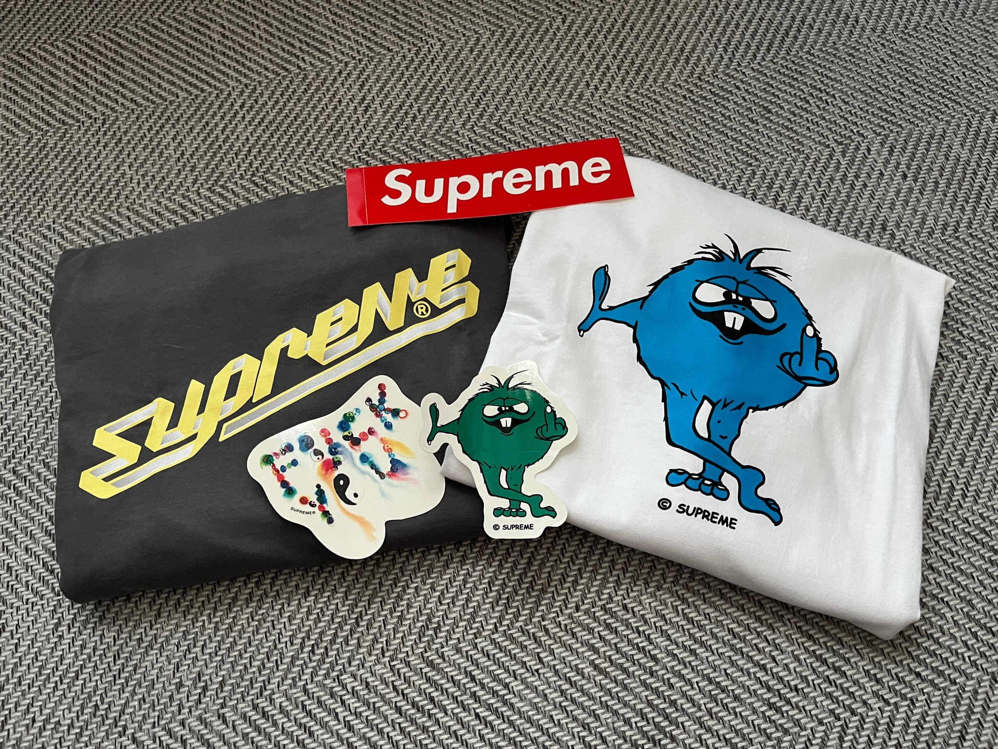 Supreme Banner T-Shirt Charcoal - 23FW, Supreme Camacho T-Shirt White - 23FW 착용 스타일