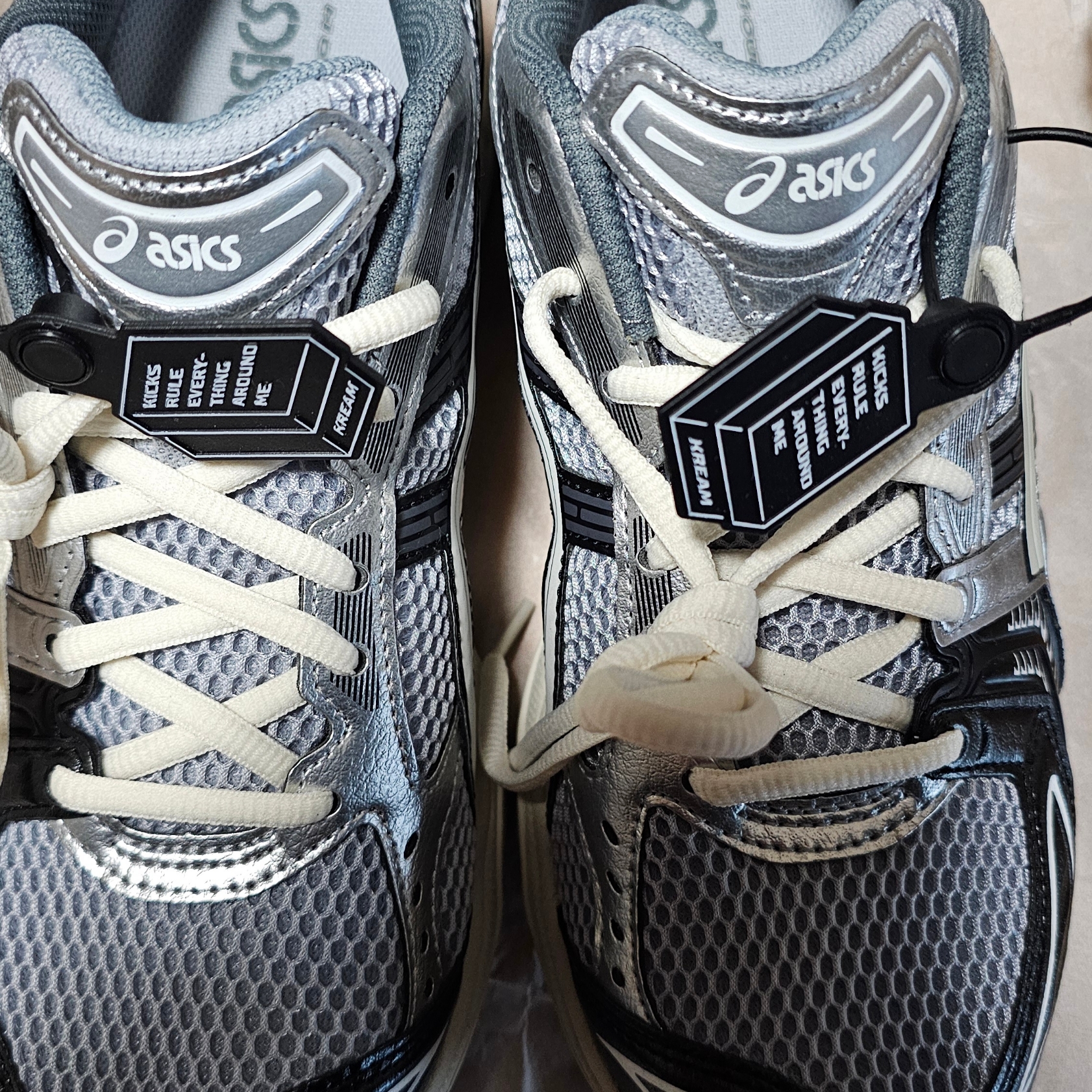 Asics Gel-Kayano 14 Black Glacier Grey 착용 스타일