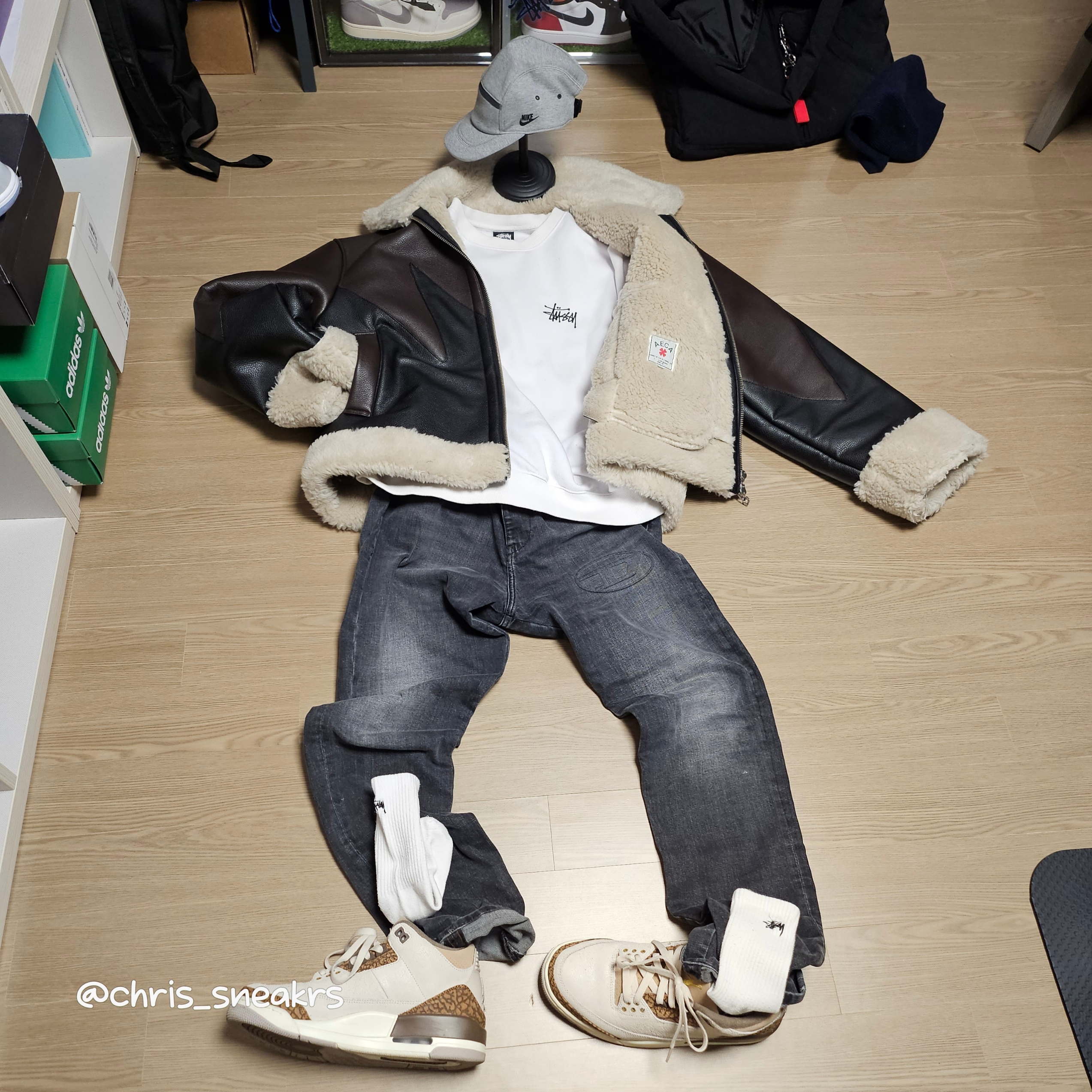 Undermycar x Starbucks Overmybag Black, Supreme Webbing Keychain Red - 23SS 착용 스타일 - 3