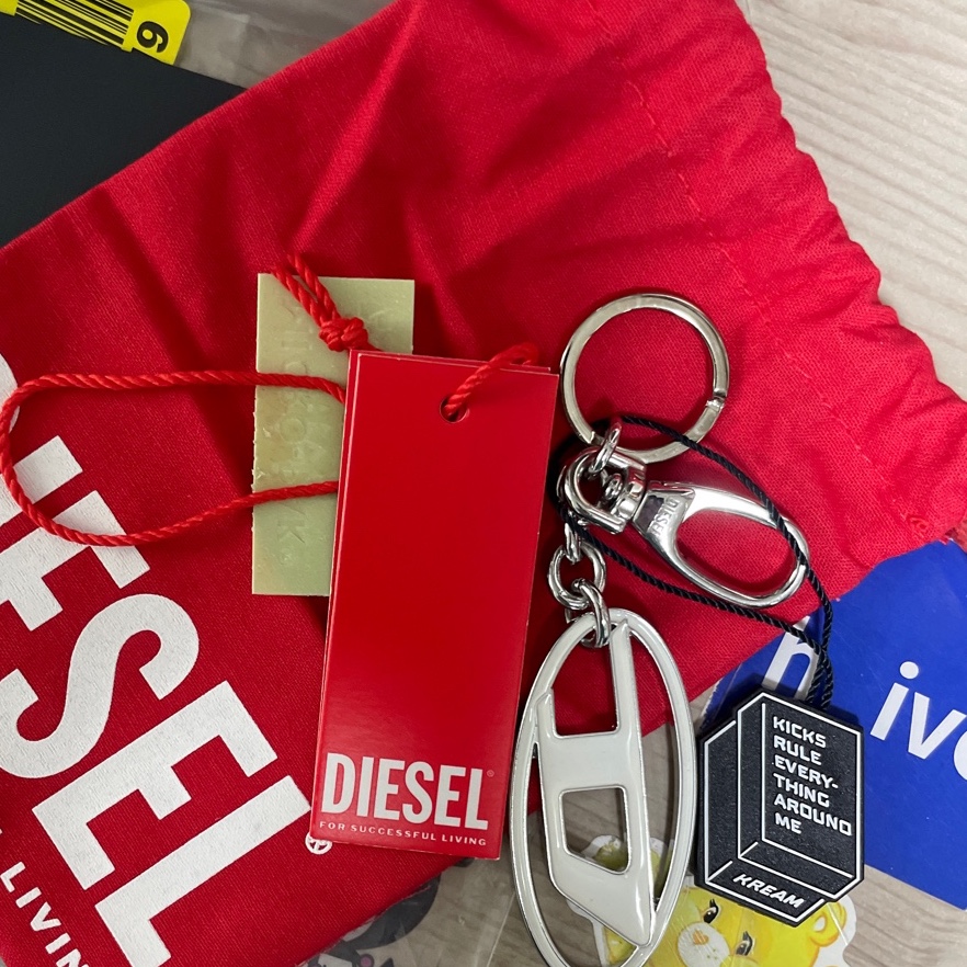 Diesel Holy B Logo Keyring White 착용 스타일