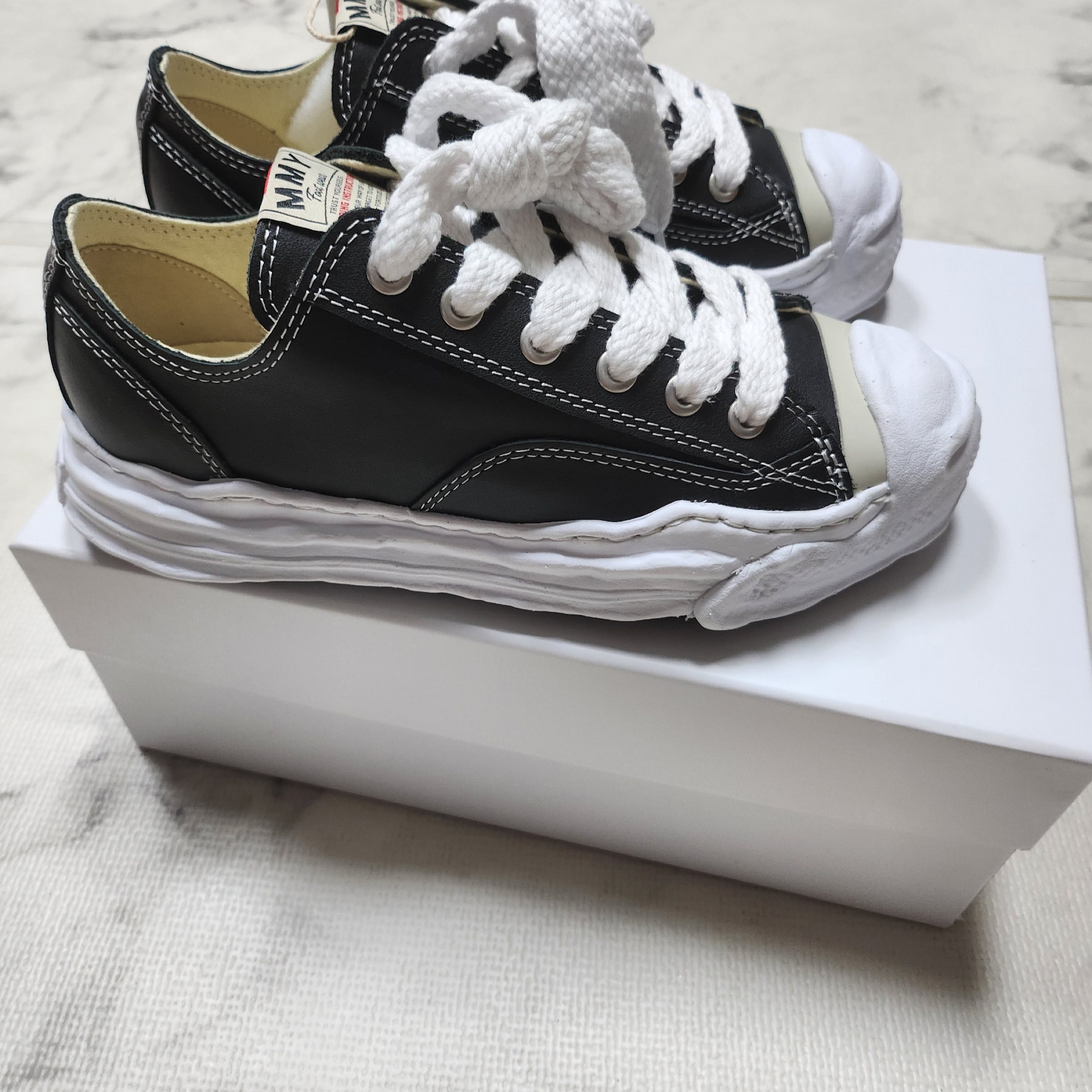 Maison Mihara Yasuhiro Hank OG Sole Leather Low-top Sneakers Black 착용 스타일