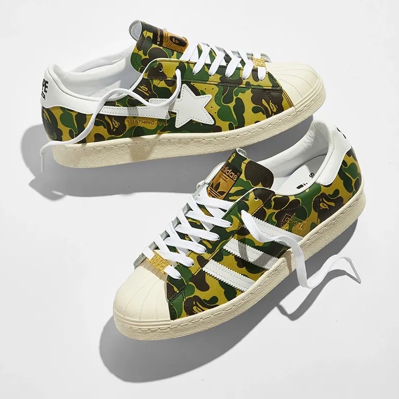 Adidas x BAPE Superstar 80s Green Camo, Adidas Superstar Core Black White 착용 스타일 - 3