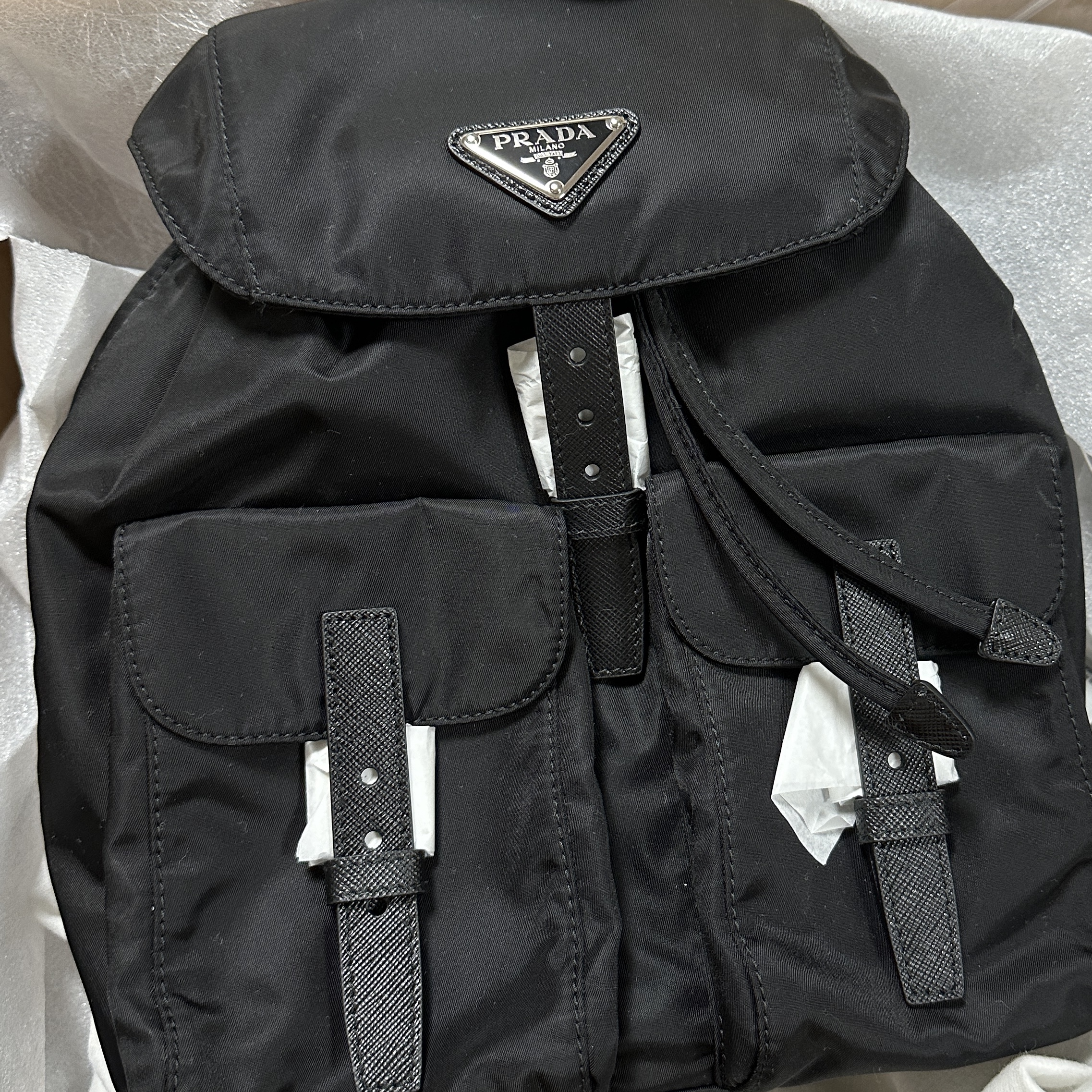 Prada Re-Nylon Small Backpack Black 착용 스타일 - 1