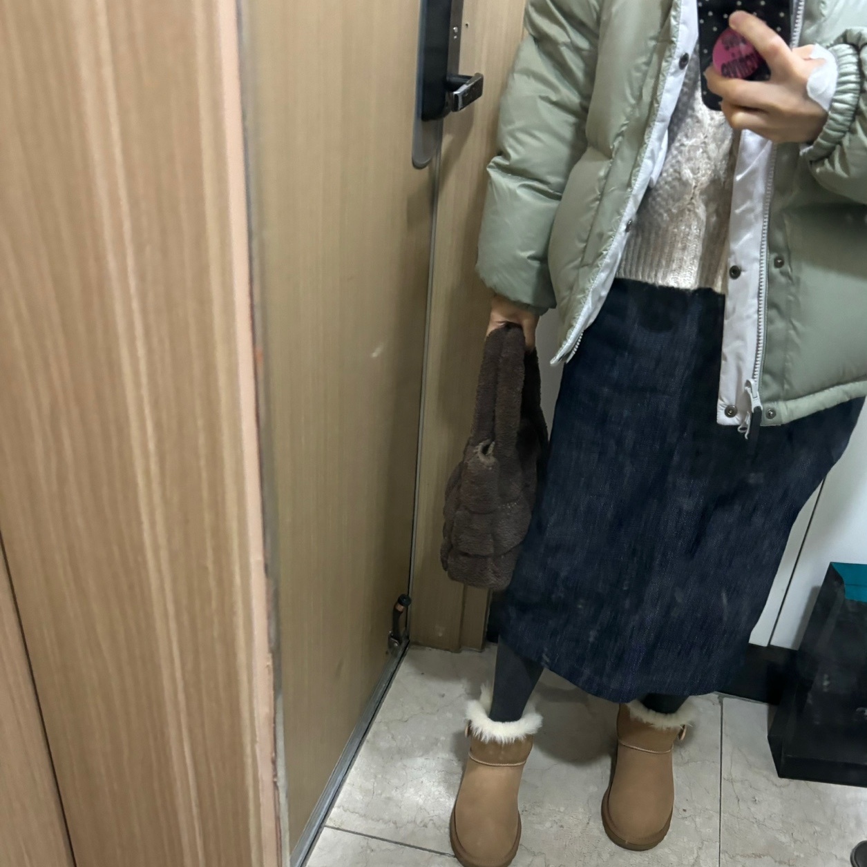 (W) UGG Mini Bailey Button II Boots Chestnut 착용 스타일 - 1