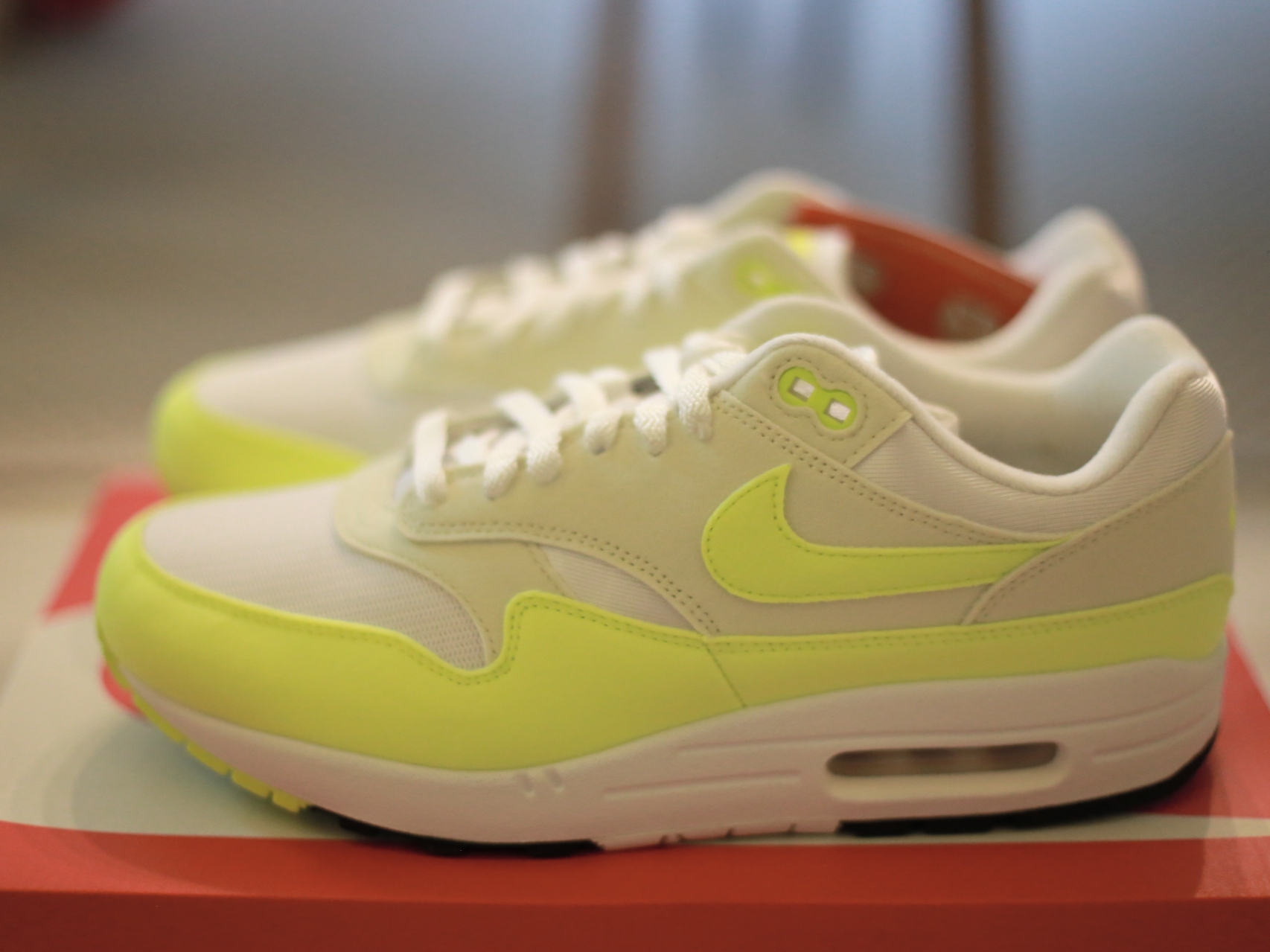 (W) Nike Air Max 1 Volt Sea Glass, Nike x Travis Scott Air Max 1 Cact.us Gold 착용 스타일 - 1