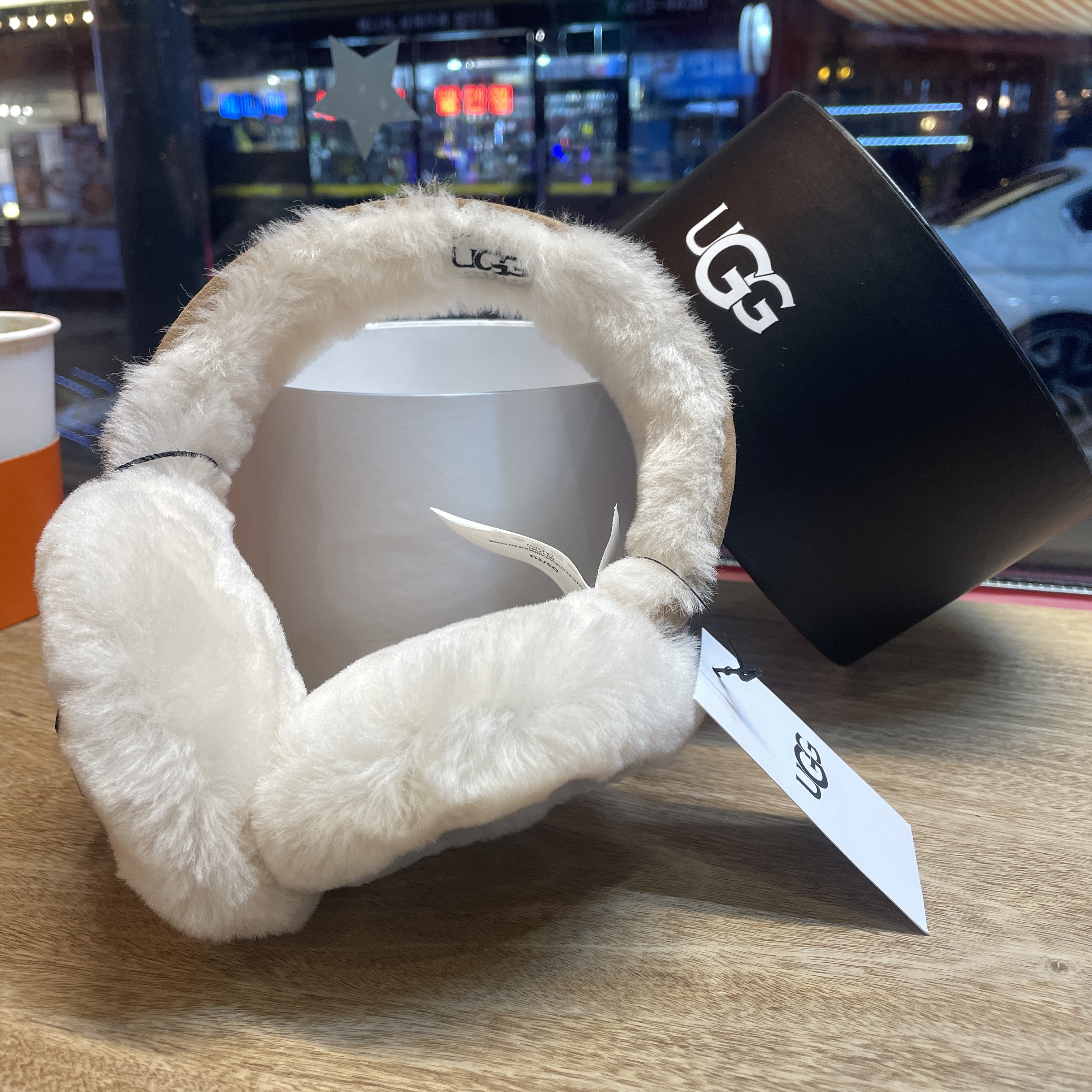 (W) UGG Embroidered Logo Earmuff Chestnut 착용 스타일 - 1
