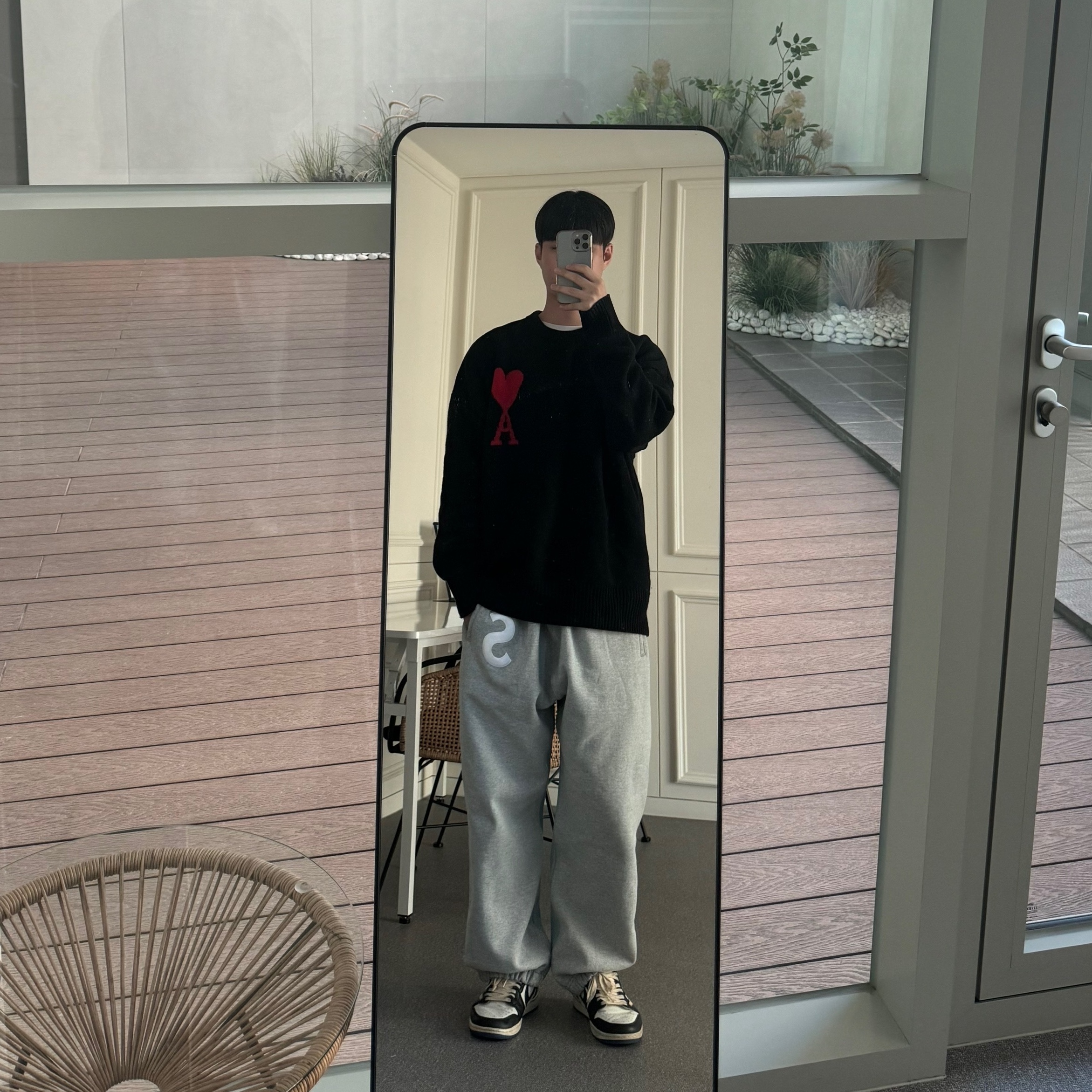 Supreme x Bless Sweatpant Jean Heather Grey - 23FW, AMI de Coeur Oversize Intarsia Sweater Black Red 착용 스타일 - 1