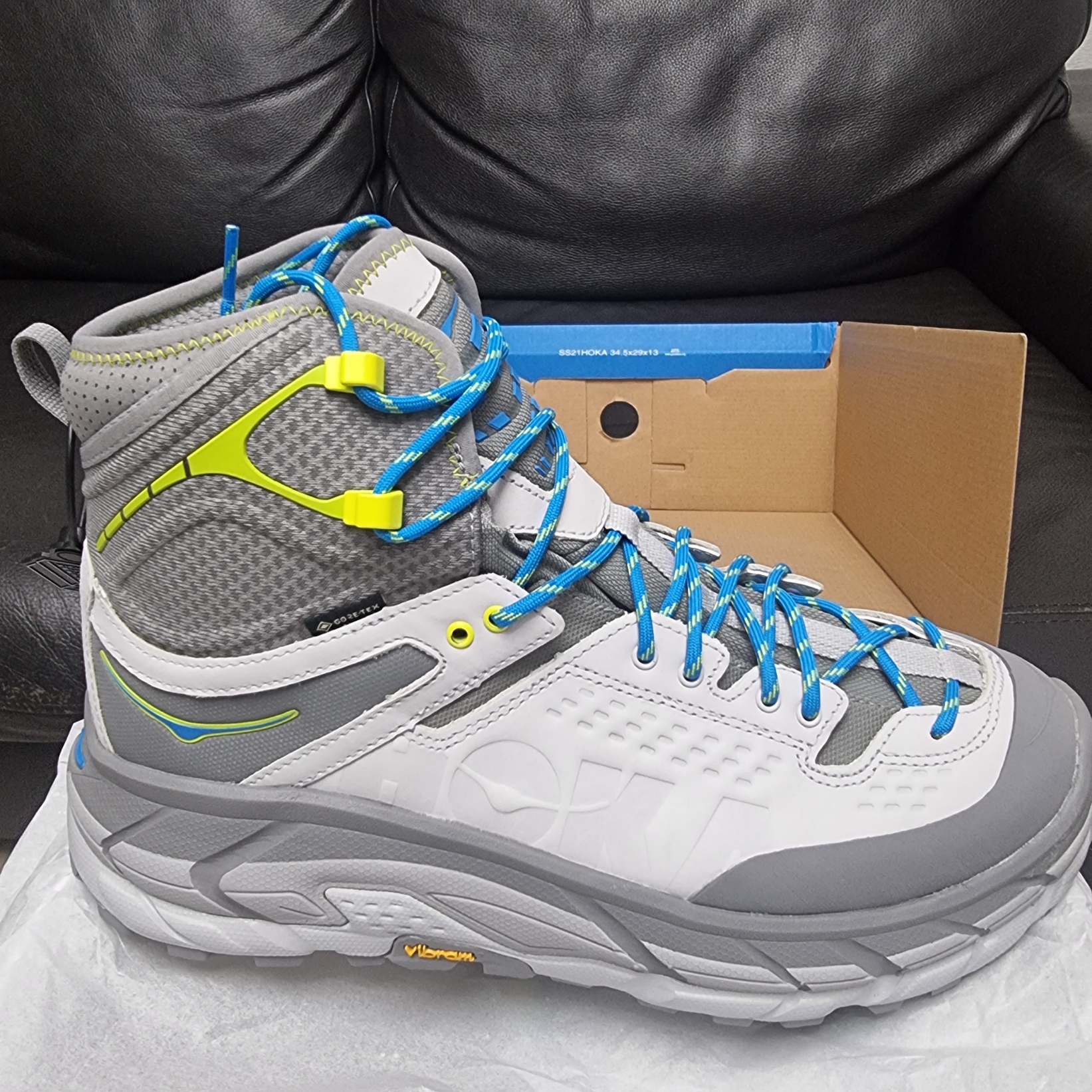 Hoka Tor Ultra High Lunar Rock Diva Blue 착용 스타일 - 1