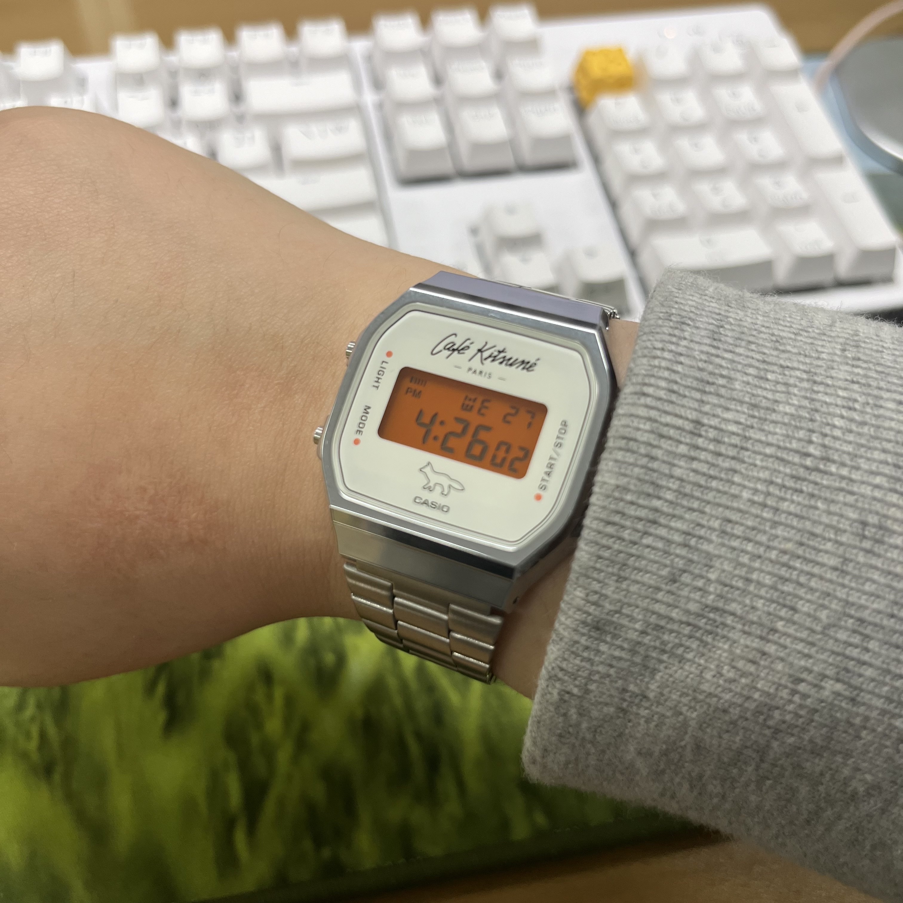 Casio x Maison Kitsune Cafe A168WECK-7A 착용 스타일