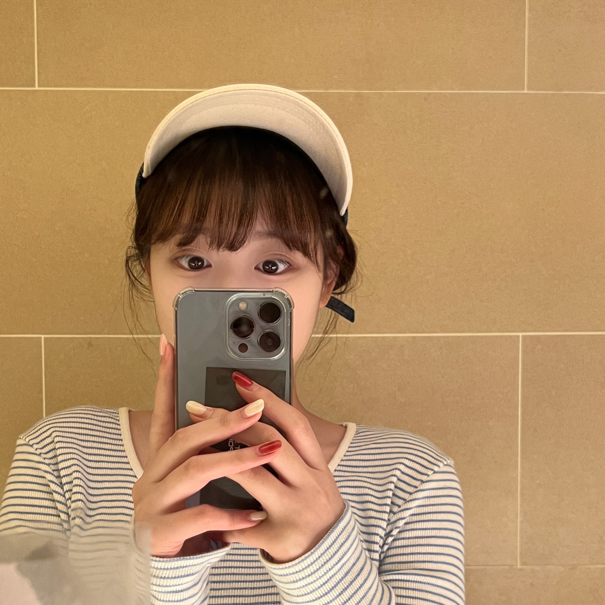 Emis New Logo Mix Ball Cap Beige Black 착용 스타일