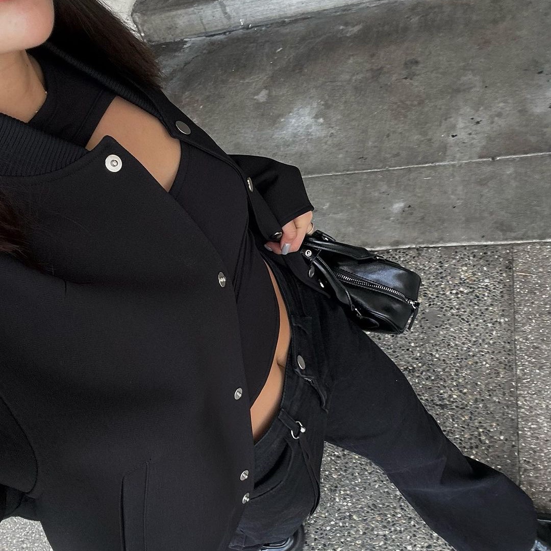 Yunse Women Pierced Curved Denim Black 착용 스타일 - 1