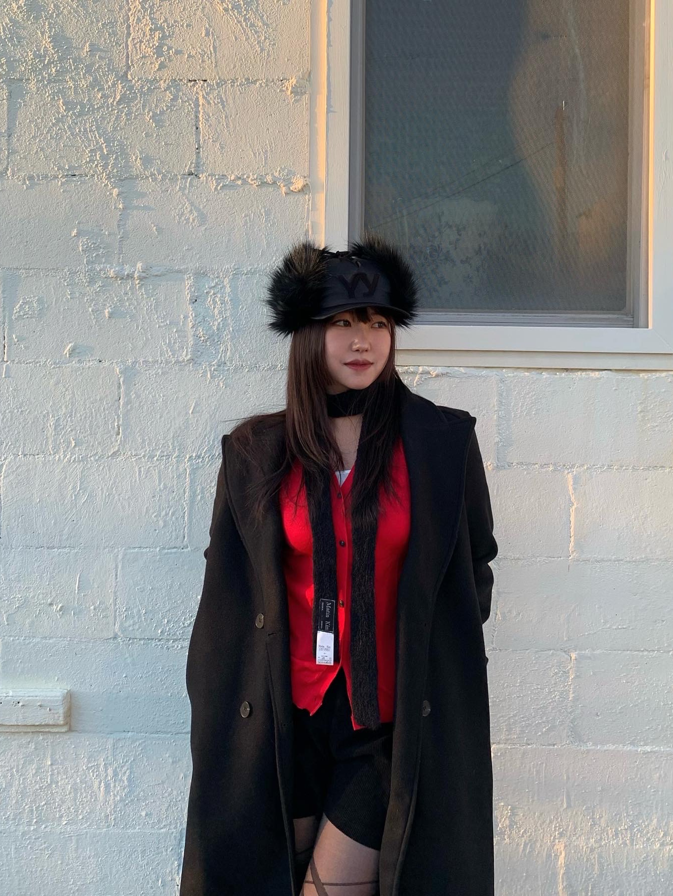 Open Yy Faux Fur Earflap Cap Black, Matin Kim New Cozy Knit Muffler Black 착용 스타일 - 5