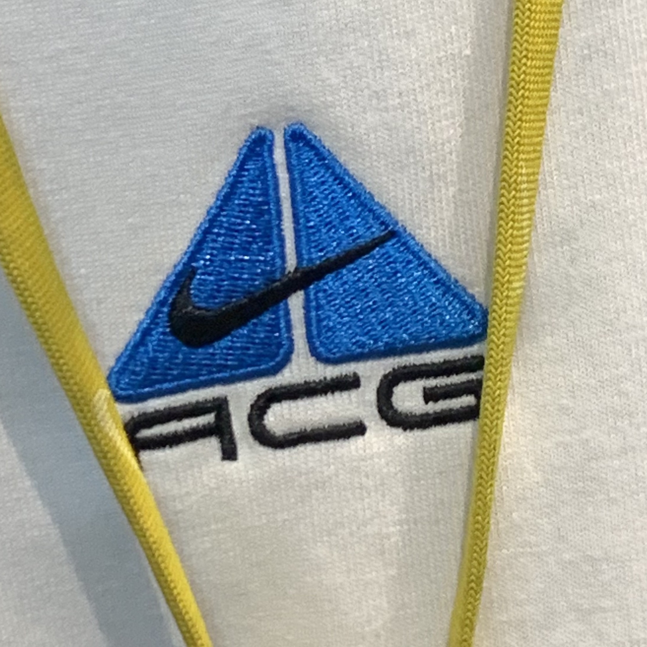 Nike ACG Mountain Fly Low SE White and Black, Nike ACG T-Shirt Summit White - Asia 착용 스타일 - 4