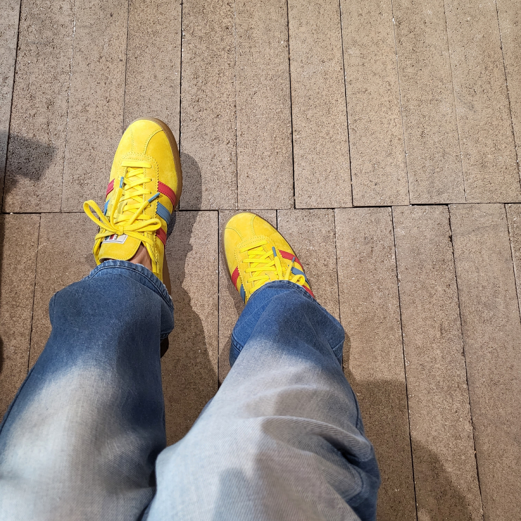 Adidas x END. Bermuda Team Yellow 착용 스타일 - 2