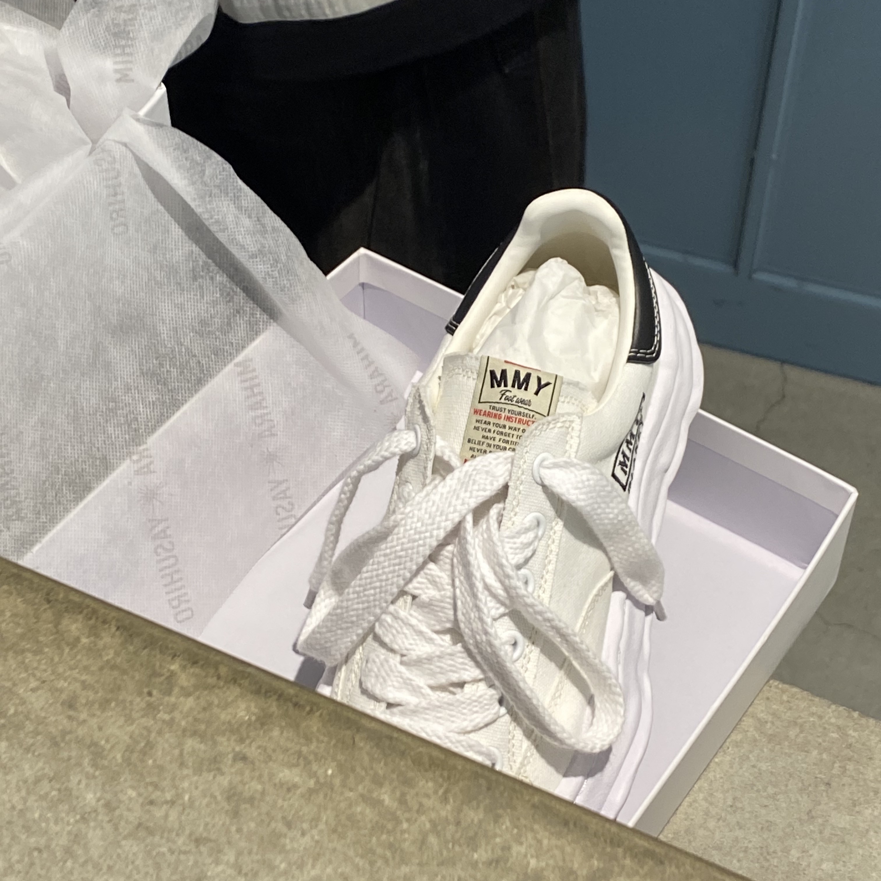 Maison Mihara Yasuhiro Blakey OG Sole Canvas Low-top Sneakers White 착용 스타일 - 4