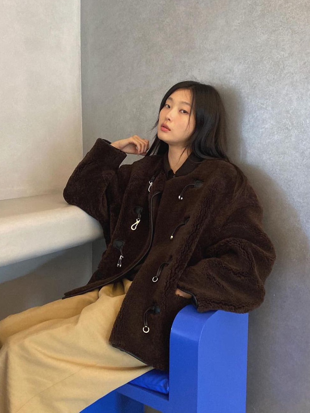(W) Toteme Teddy Shearling Clasp Jacket Black 착용 스타일 - 4